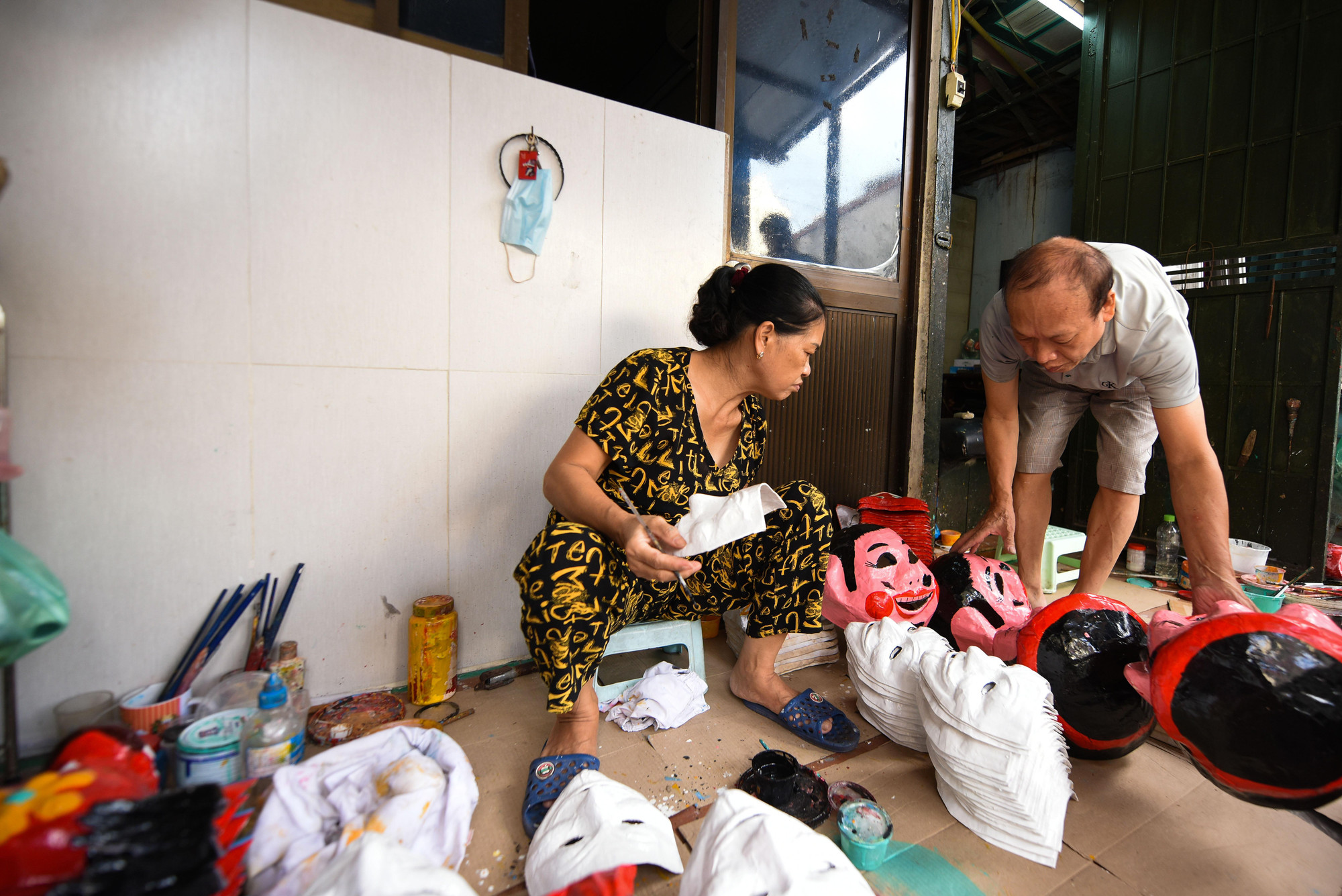 Vào dịp Trung thu, vợ chồng ông Hòa sản xuất được hơn 2000 chiếc mặt nạ các loại. Giá mặt nạ dao động từ 30.000 đến 45.000 đồng/chiếc, tùy vào từng loại, kích cỡ, màu sắc.