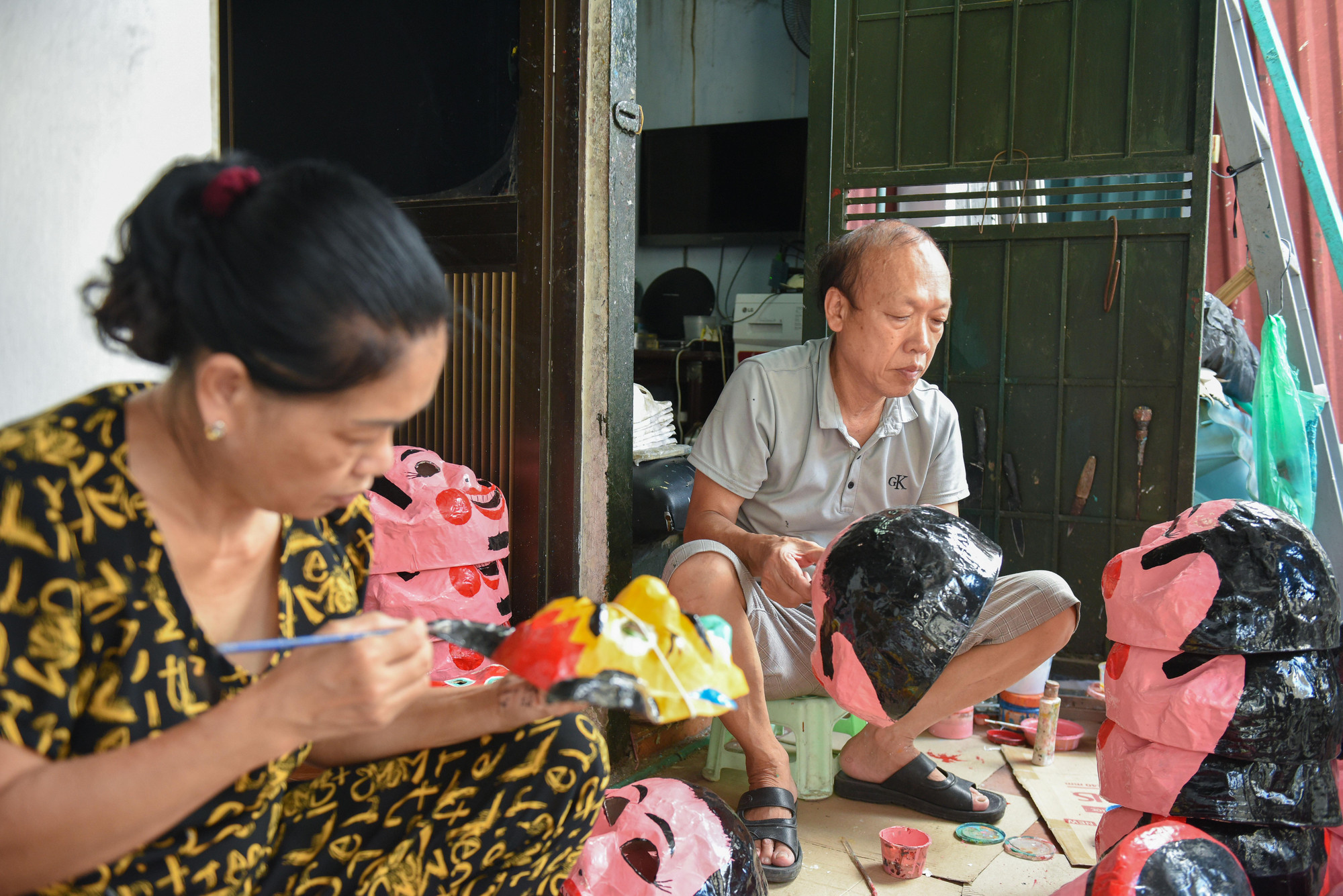 Mặt nạ giấy bồi được phủ bằng lớp sơn tổng hợp. Nhiều năm nay gian nhà nhỏ của hai vợ chồng ông Nguyễn Văn Hòa và bà Đặng Hương Lan còn trở thành một địa điểm văn hóa để du khách nước ngoài đến trải nghiệm.