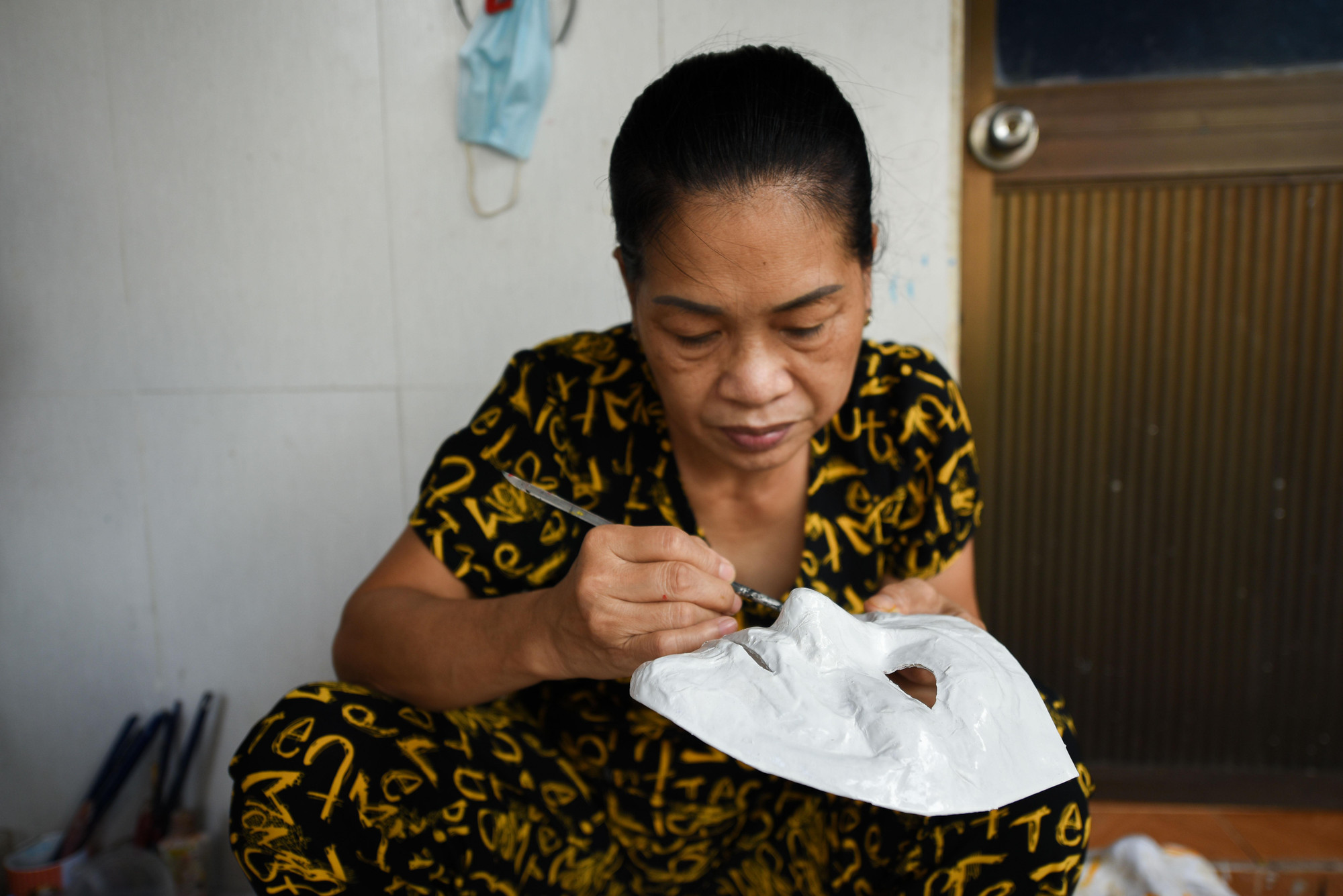 Theo bà Lan, để làm ra một chiếc mặt nạ giấy bồi là quá trình nhiều công phu. Điều này đòi hỏi người làm nghề phải thật chỉn chu và tỉ mỉ trong từng chi tiết mới có thể cho ra những sản phẩm ưng ý.