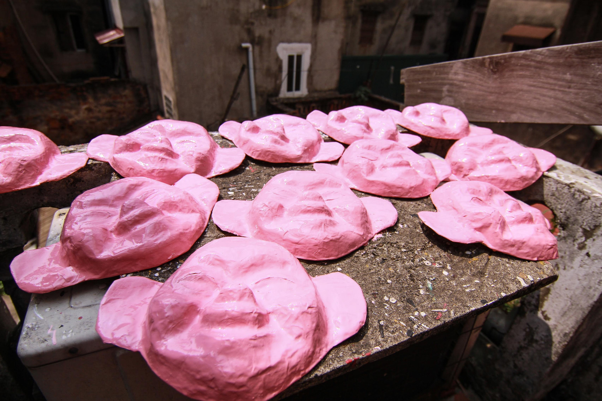 Bà Đặng Hương Lan cho biết mỗi dáng mặt nạ sẽ có một khuôn riêng. Hiện tại hai vợ chồng bà có đến hơn 30 chiếc khuôn mặt nạ khác nhau, phần lớn là khuôn gia truyền, có một số khuôn là vợ chồng bà tự sáng tạo ra hoặc làm theo yêu cầu của khách hàng.