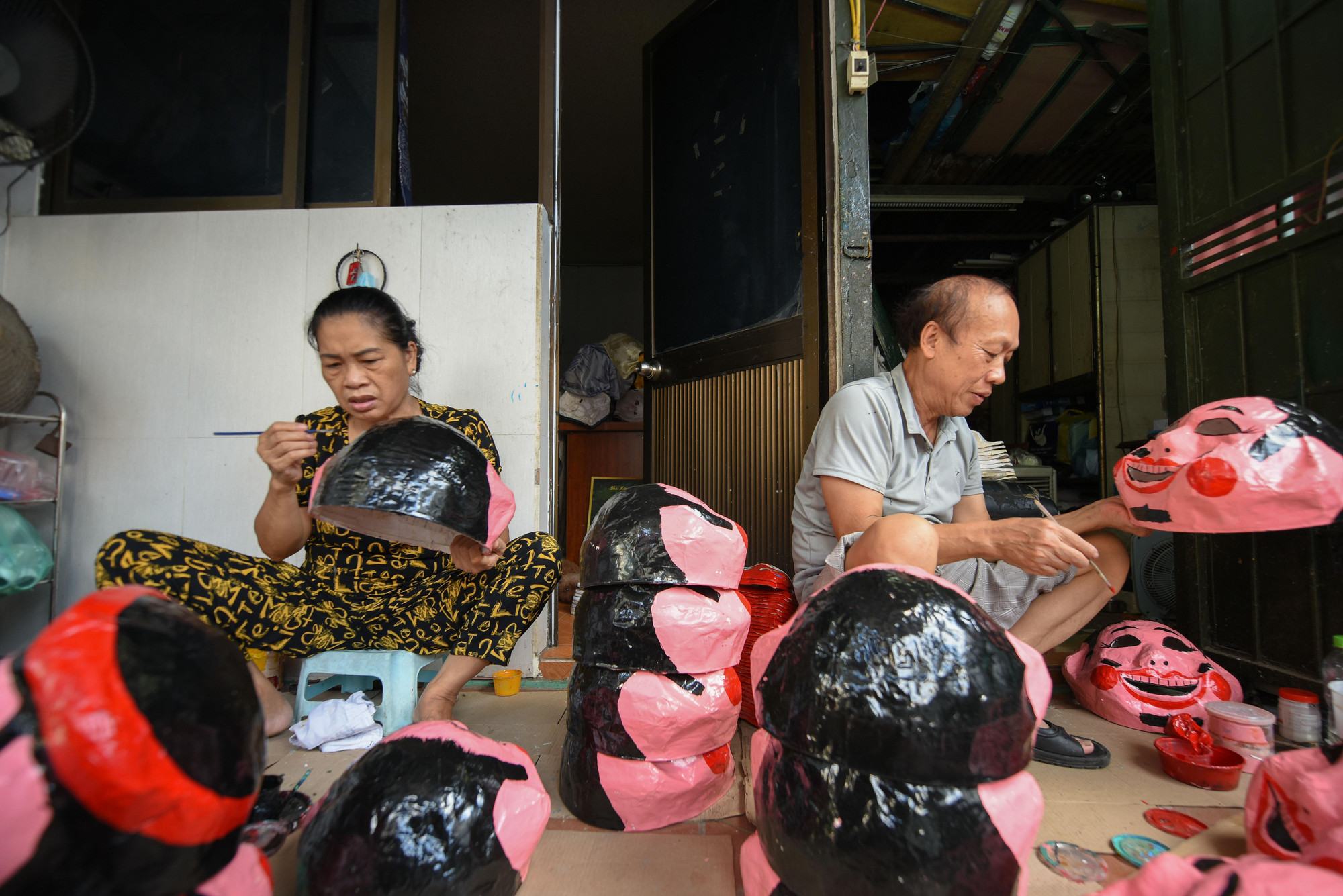 Để chiếc mặt nạ được đều và đẹp, quá trình tô màu cũng phải chia ra từng công đoạn nhỏ, tô từng màu riêng, mỗi màu đều phải tô đi tô lại nhiều lần.