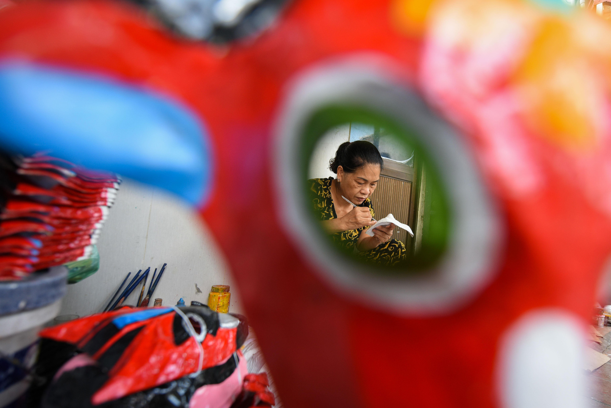 &apos;Vì vậy tôi sẽ chỉ nhận dạy cho những người thật sự tâm huyết với nghề, thật sự yêu nghề, chỉ có như thế nghề làm mặt nạ giấy bồi mới có thể gìn giữ được lâu dài&apos;, bà Lan tâm sự.