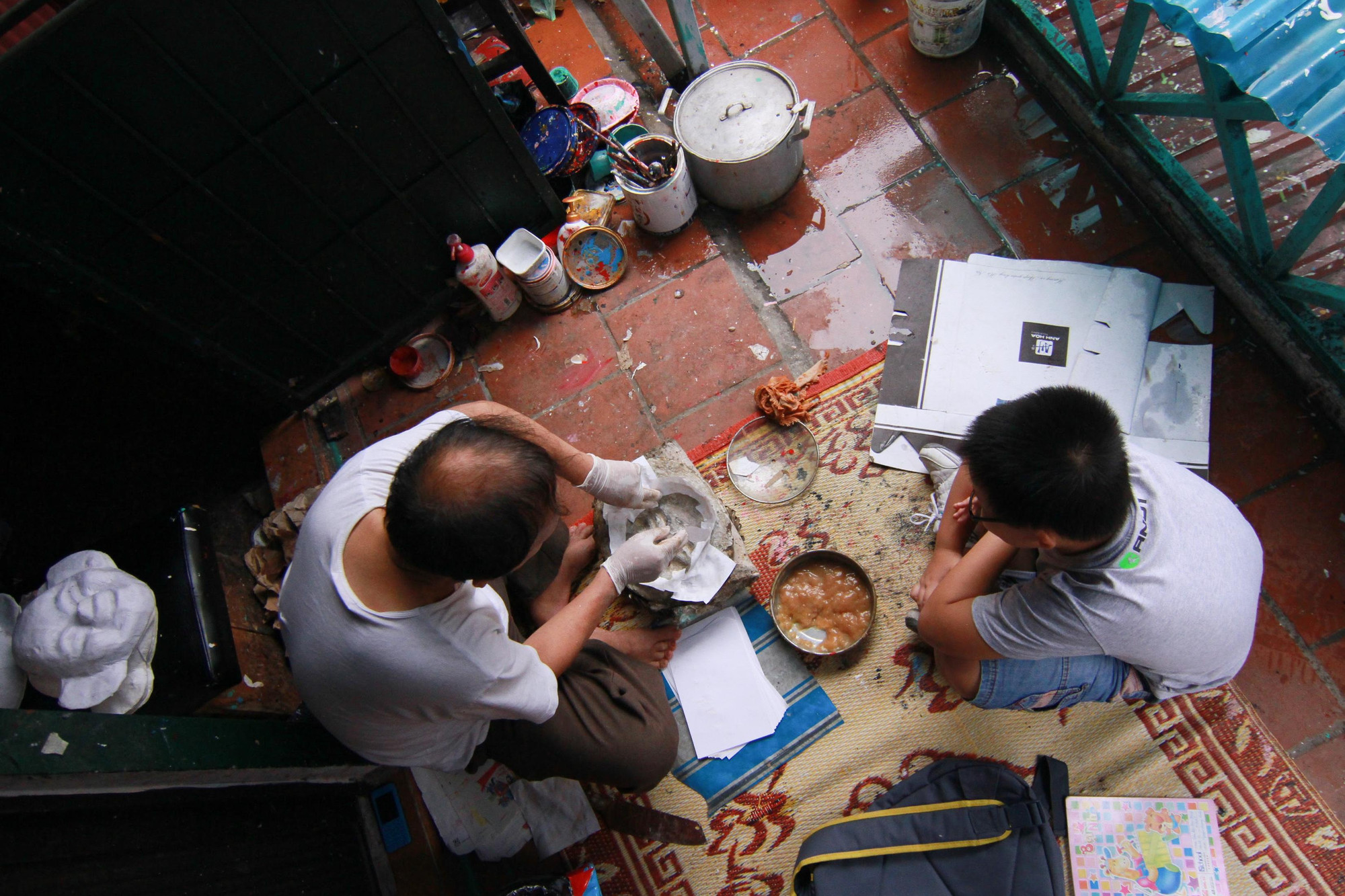 Khoảng 5, 6 lớp giấy vụn sẽ cho ra một sản phẩm.