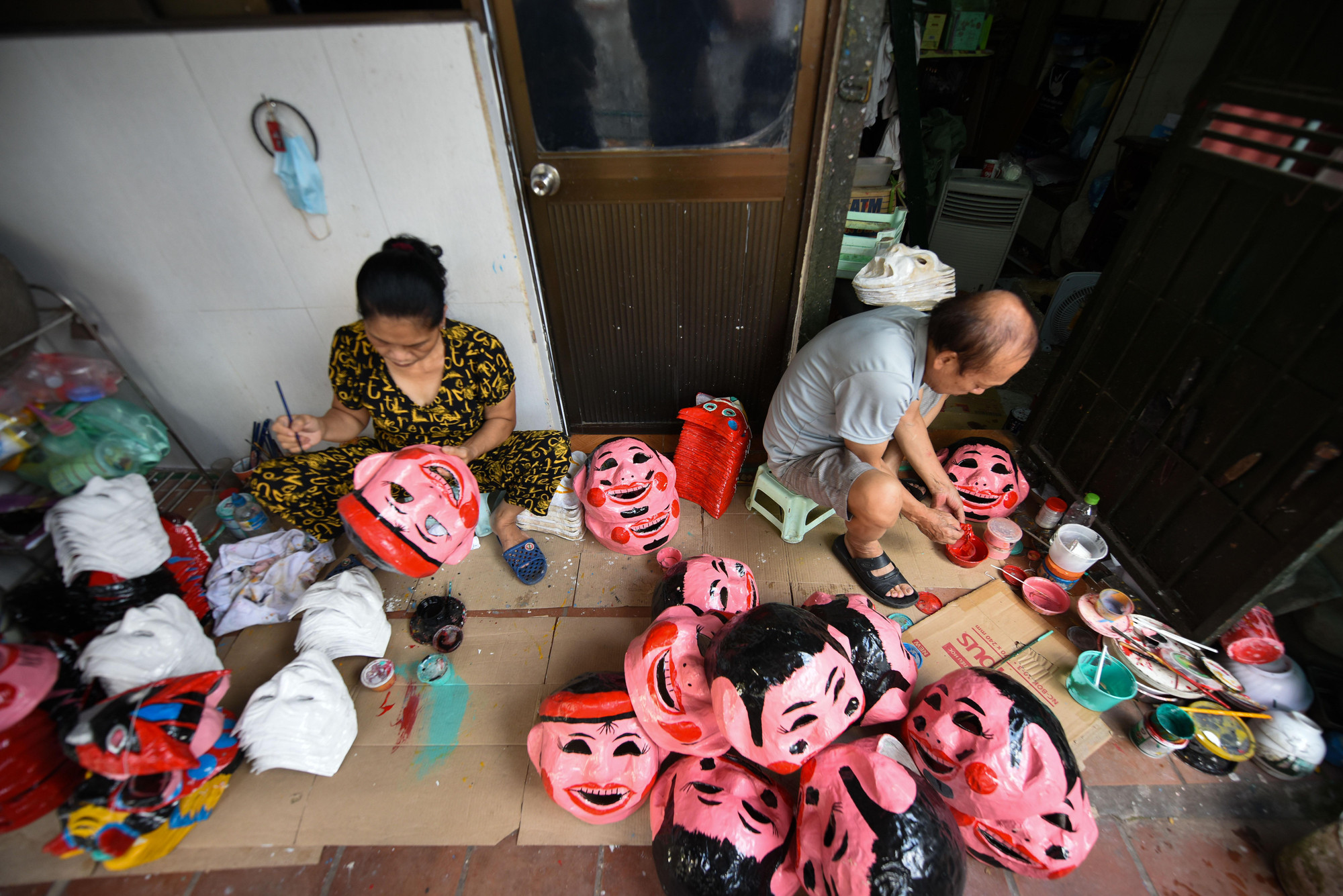 Bà Lan cho biết: &apos; Nghề này ít người làm được lắm, cho dù làm được trông cũng xấu, không nắm được hồn cốt của mặt nạ, làm vài năm thì cũng sẽ nản.&apos;