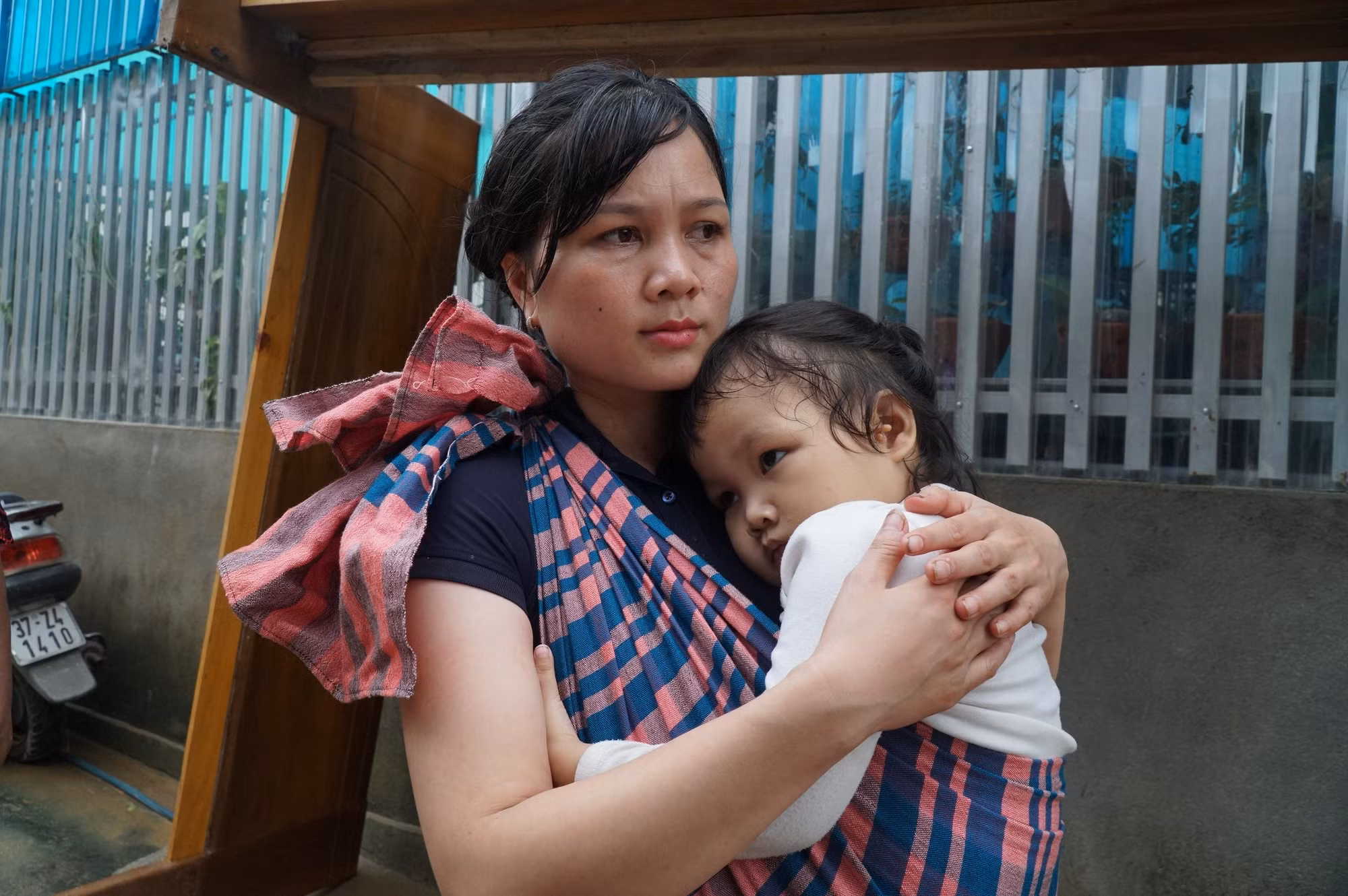 Cô Lô Thị Trang nhà ở bản Hòa Sơn, là giáo viên Trường Mầm non Huồi Tụ, cách nhà khoảng 35km. Chồng đi làm xa, lũ về cô chỉ kịp ôm 2 con chạy thoát thân.