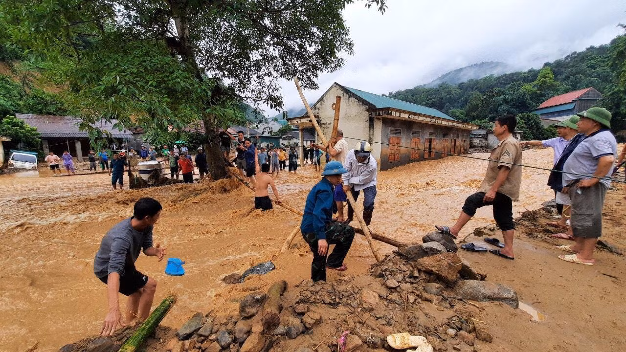 Có cầu tạm, giáo viên Trường THPT Kỳ Sơn đón gần 60 học sinh đang mắc kẹt ở bản Sơn Hà (xã Tà Cạ) về trường ổn định ăn ở, sớm đi học trở lại.