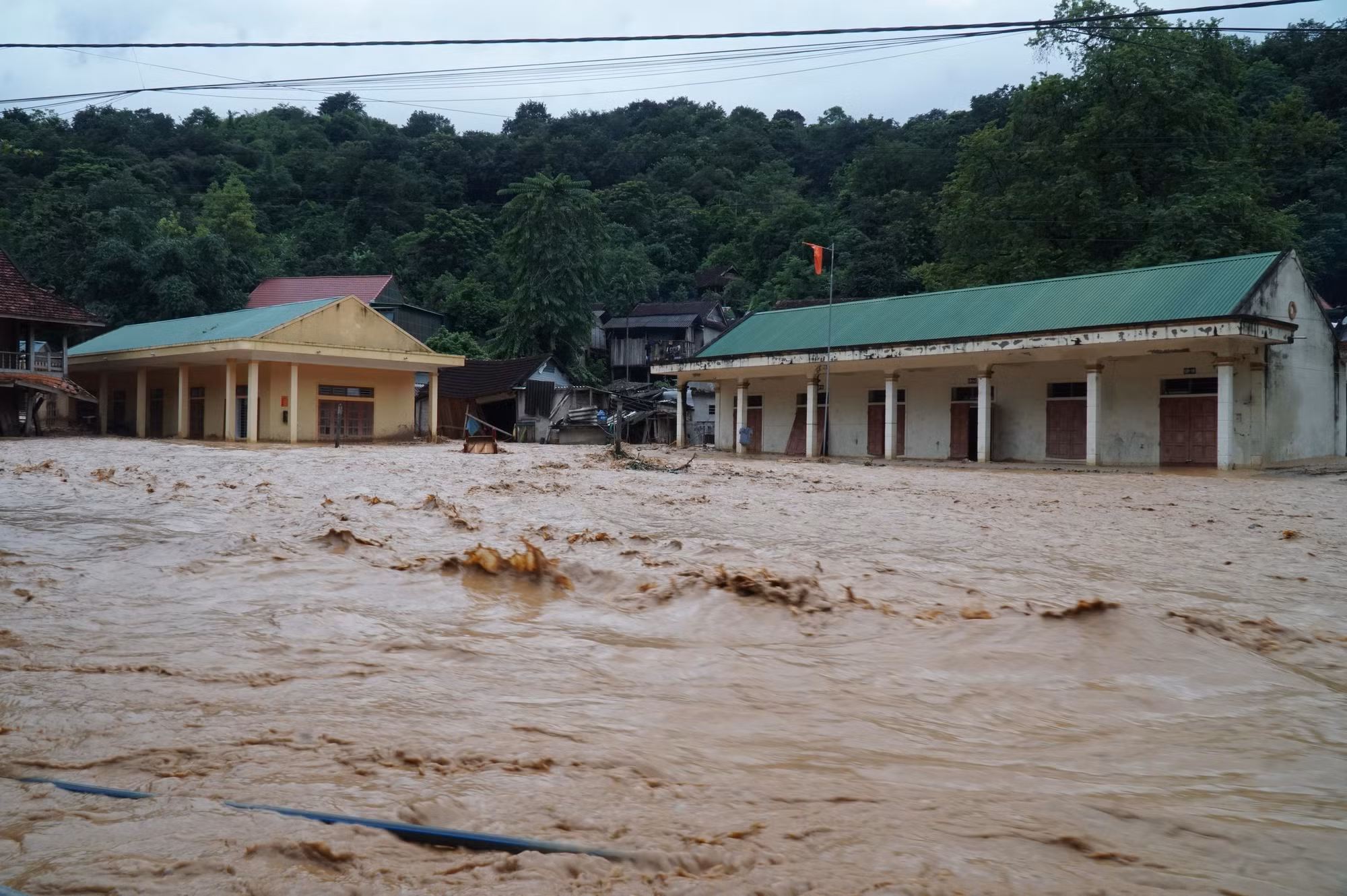 Điểm trường mầm non và tiểu học bản Hòa sơn, xã Tà Cạ bị bao vây bởi nước lũ.