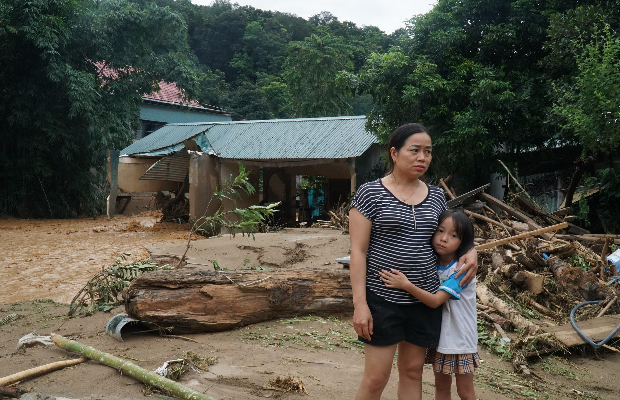 Cô La Thị Vân và con gái may mắn thoát thân khỏi lũ dữ Cô La Thị Vân và con gái may mắn thoát thân khỏi lũ dữ