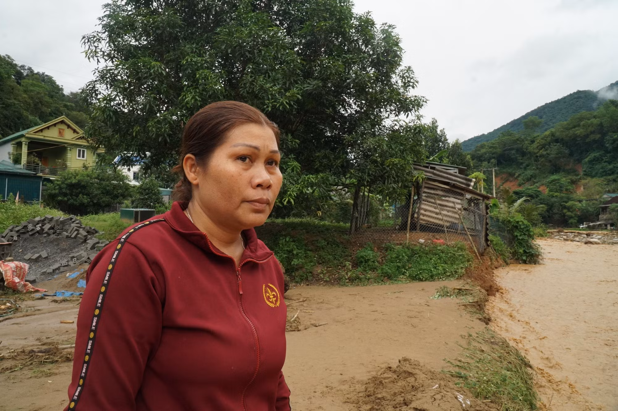Cô Vi Thị Thương thẫn thờ khi nhà và tài sản bị lũ cuốn trôi.