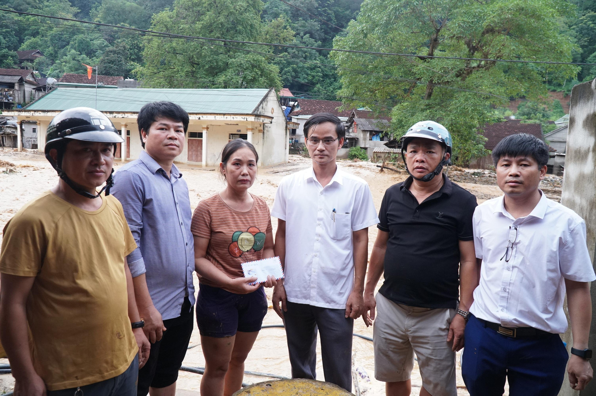 Ông Nguyễn Tiến Dũng – Trưởng Phòng GD Trung học, Sở GD&ĐT Nghệ An thăm hỏi, động viên giáo viên Kỳ Sơn có nhà bị lũ cuốn trôi. Ông Nguyễn Tiến Dũng – Trưởng Phòng GD Trung học, Sở GD&ĐT Nghệ An thăm hỏi, động viên giáo viên Kỳ Sơn có nhà bị lũ cuốn trôi.