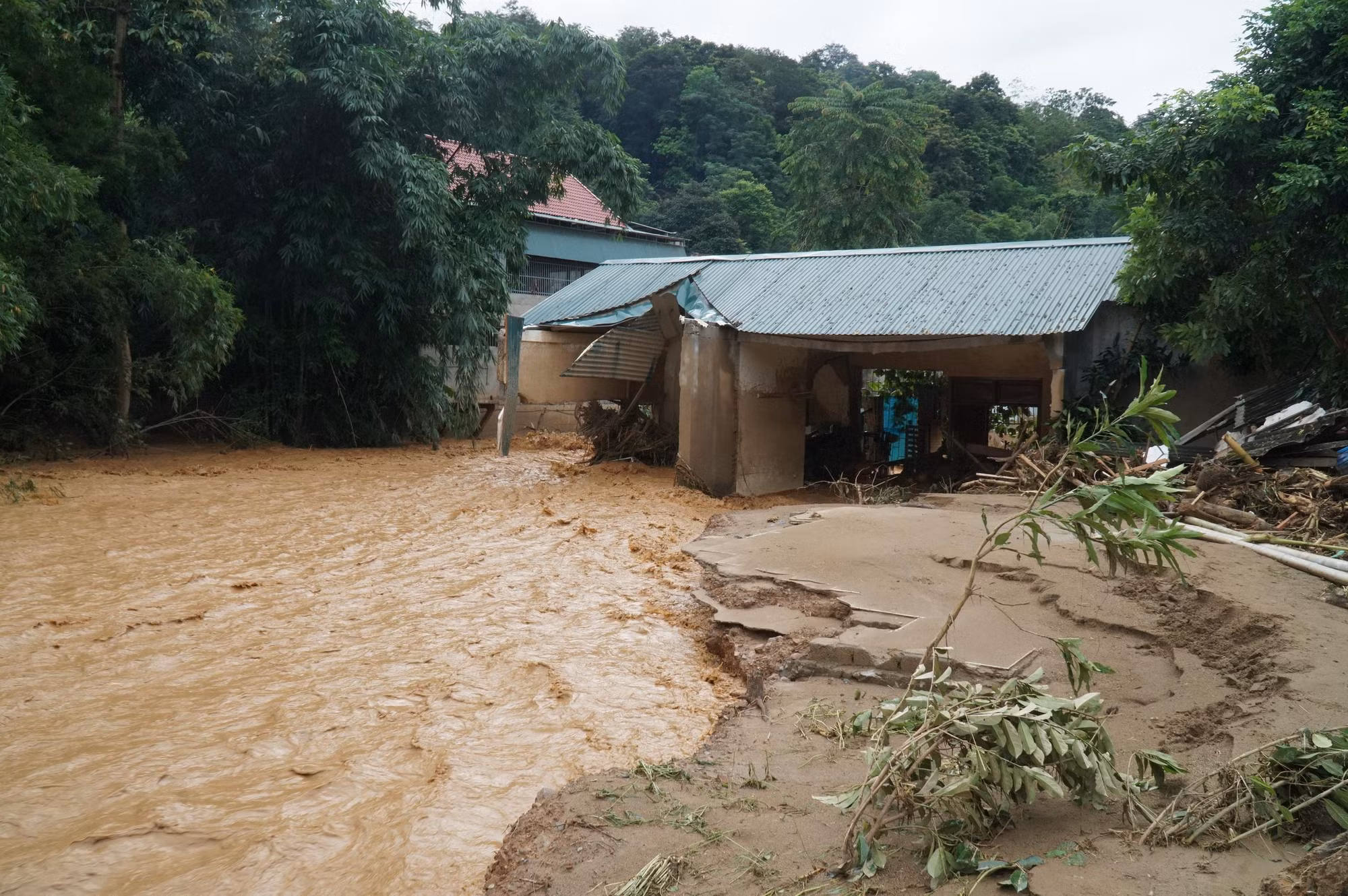 Nhiều nhà giáo viên tại Hòa Sơn bị nước lũ nhấn chìm.