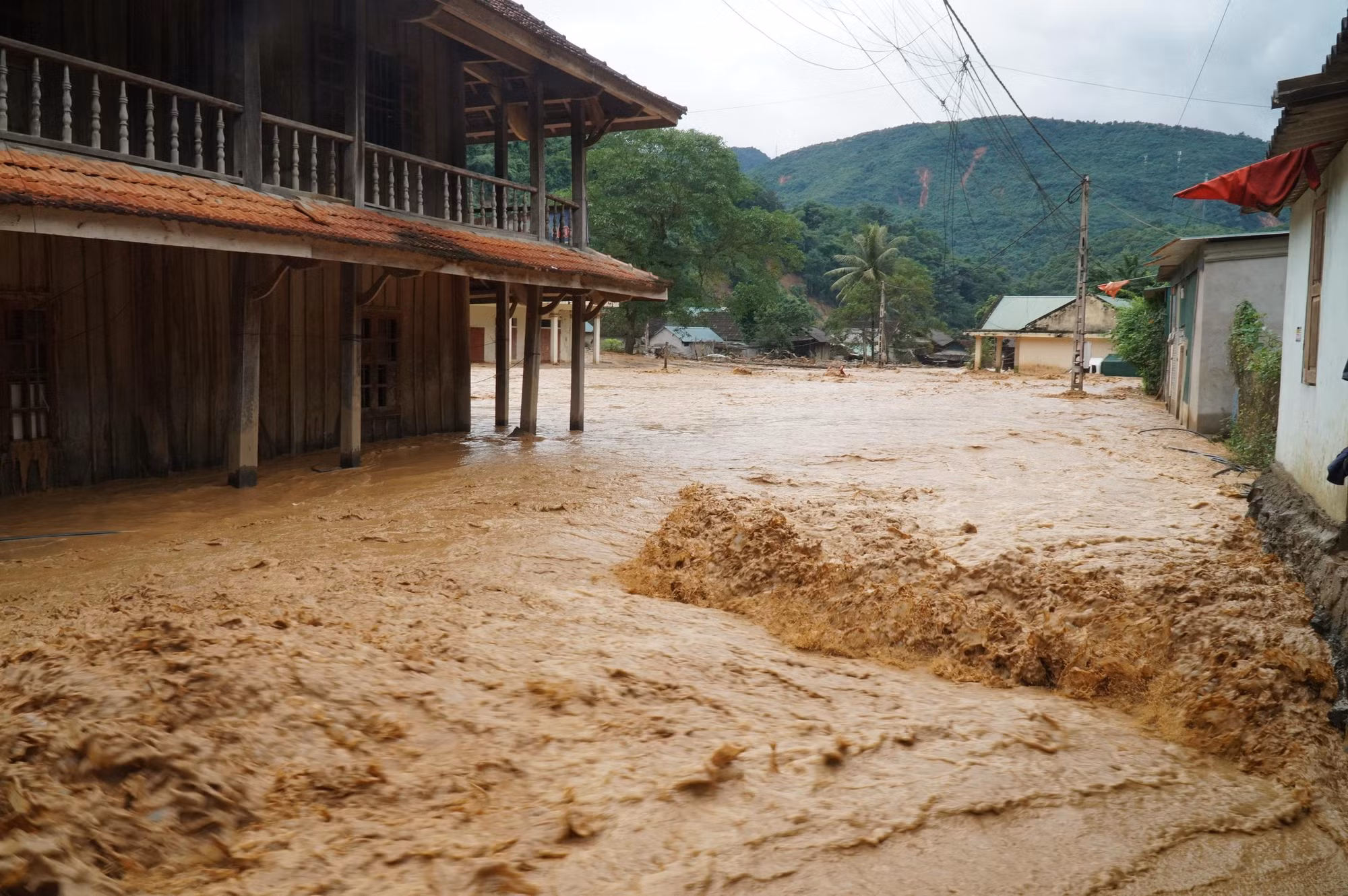 Lũ ập về chỉ trong vài chục phút, nước đã dâng cao cuốn phăng tài sản, khiến nhiều giáo viên, người dân không kịp trở tay.