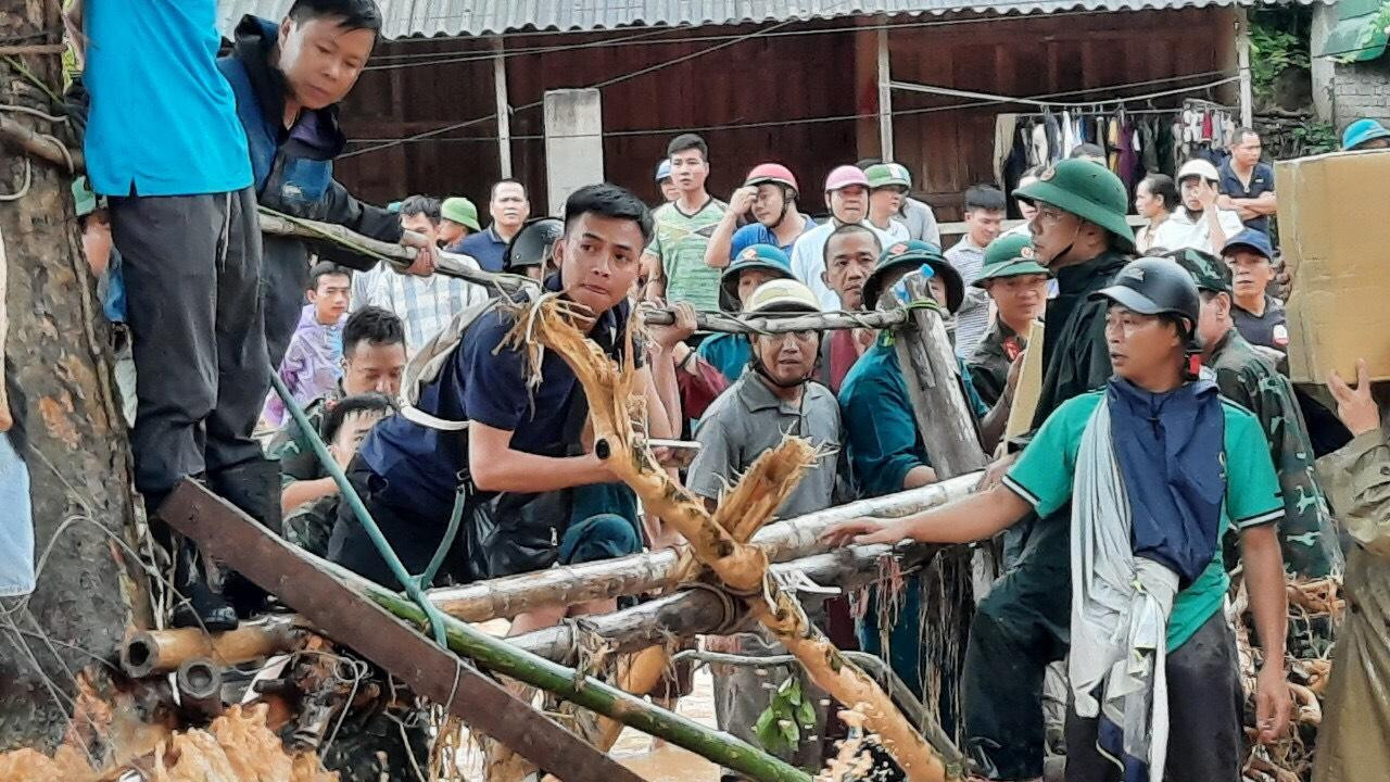 Người dân, giáo viên và lực lượng địa phương làm cầu tạm để tiếp cận bản bị cô lập bên kia dòng lũ. Người dân, giáo viên và lực lượng địa phương làm cầu tạm để tiếp cận bản bị cô lập bên kia dòng lũ.