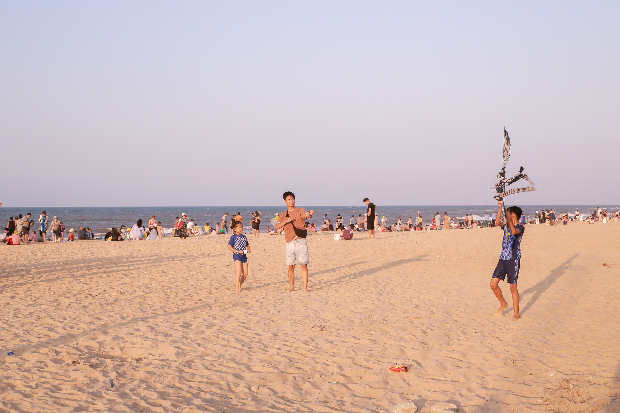 Không chỉ tắm biển, tận dụng gió lớn, nhiều người còn hoạt động thả diều giải trí.