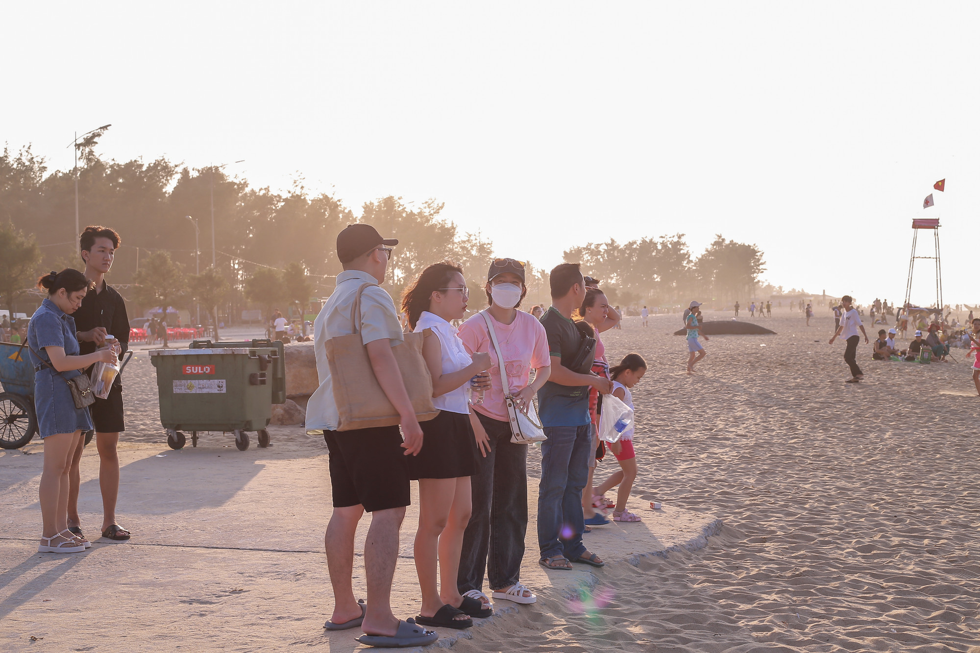 Theo ghi nhận, vào những ngày nghỉ lễ, người dân địa phương và du khách có xu hướng đến bãi biển Thuận An để vui chơi, tắm biển.