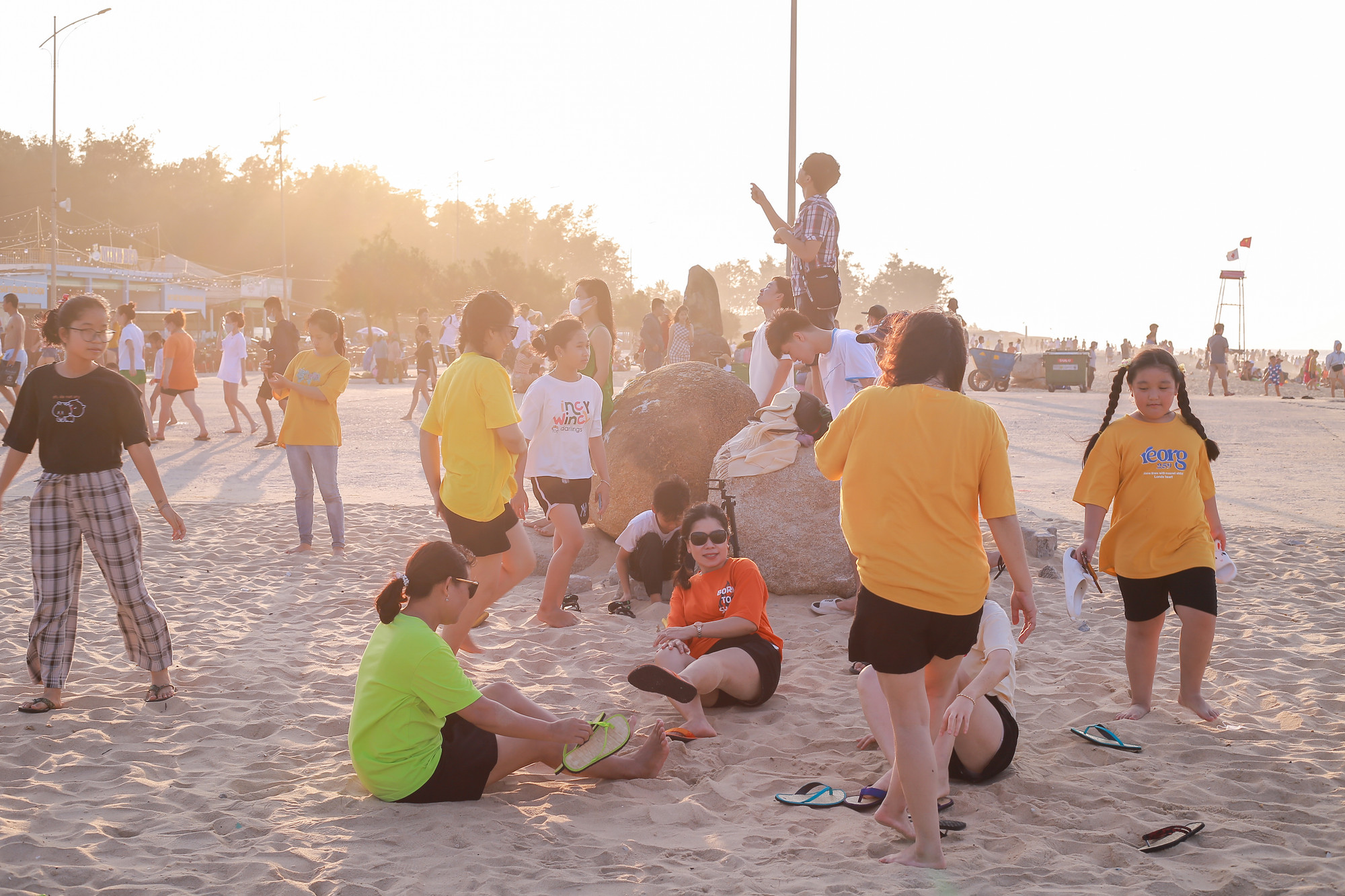 Nhiều hoạt động vui chơi, giải trí đã diễn ra trên bãi biển.