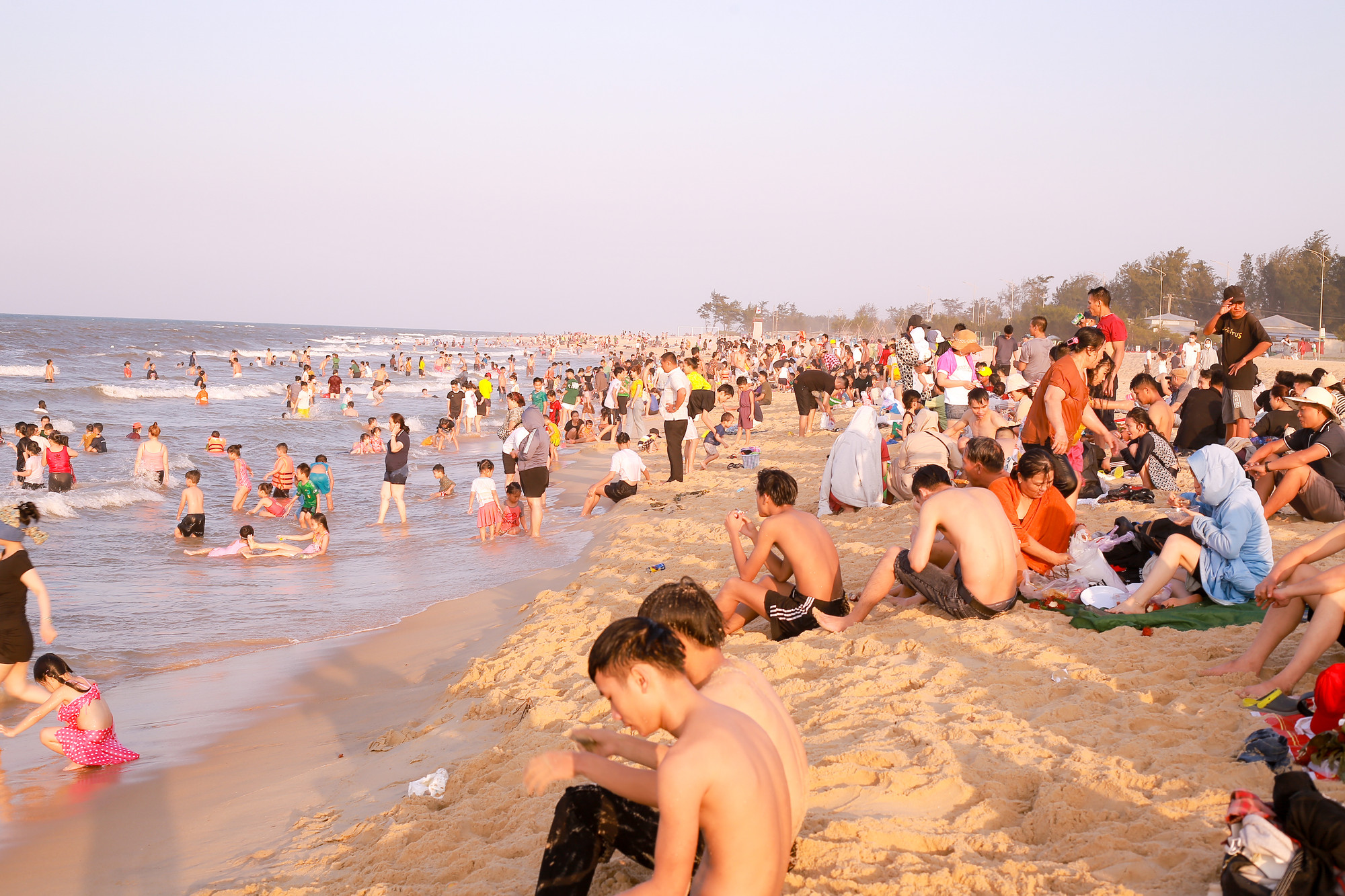 Càng về chiều tối, số lượng người về biển ngày càng đông kéo dài hàng km.