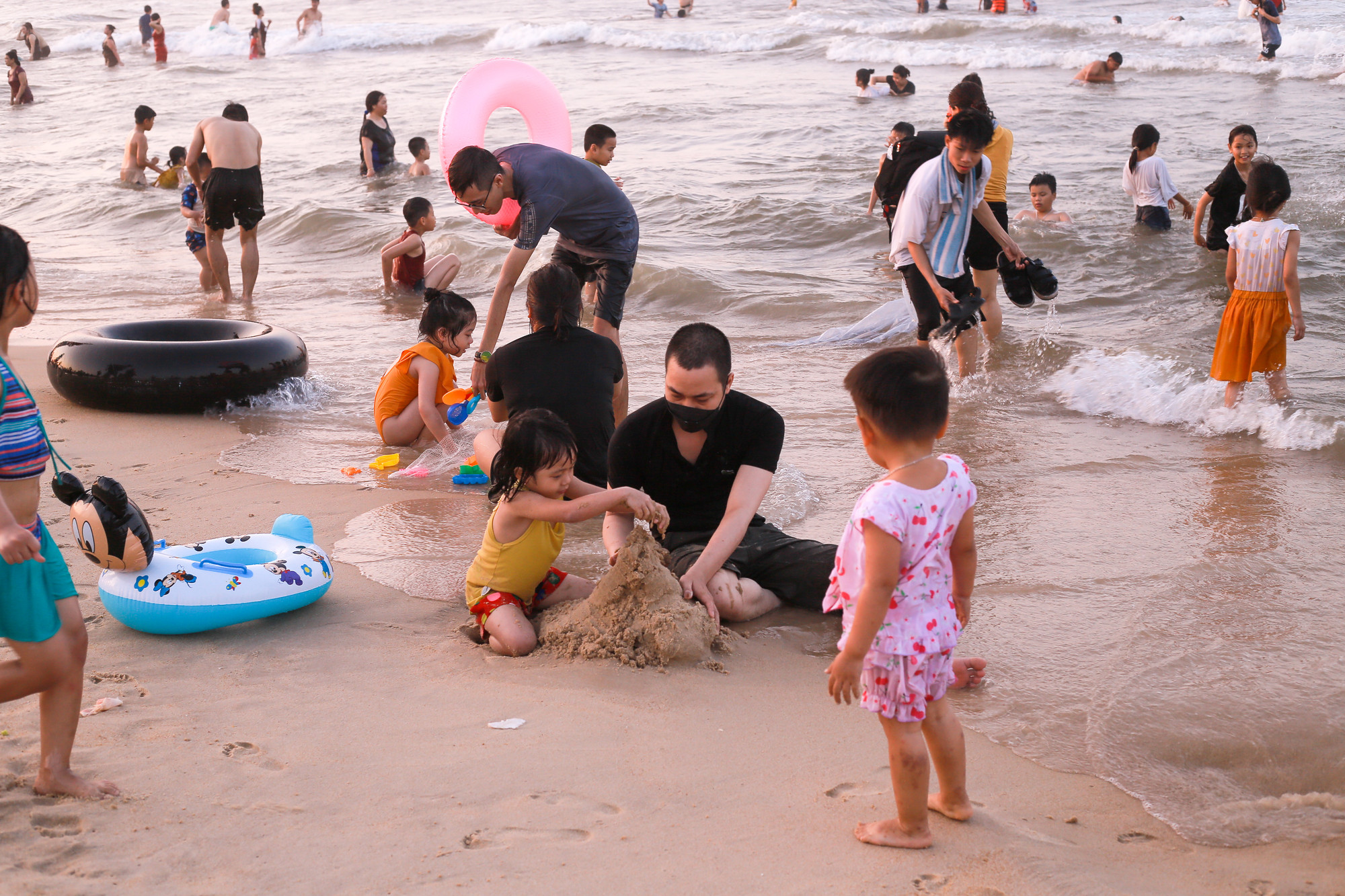 Phần lớn du khách đến biển Thuận An từ nhiều tỉnh thành trong cả nước và thường đi theo nhóm bạn, gia đình hay cơ quan.