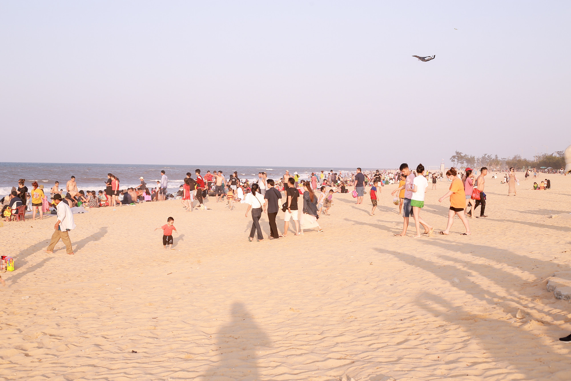 Thời gian từ khoảng 15h đến 18h30, đã có hàng nghìn lượt khách đổ về biển.