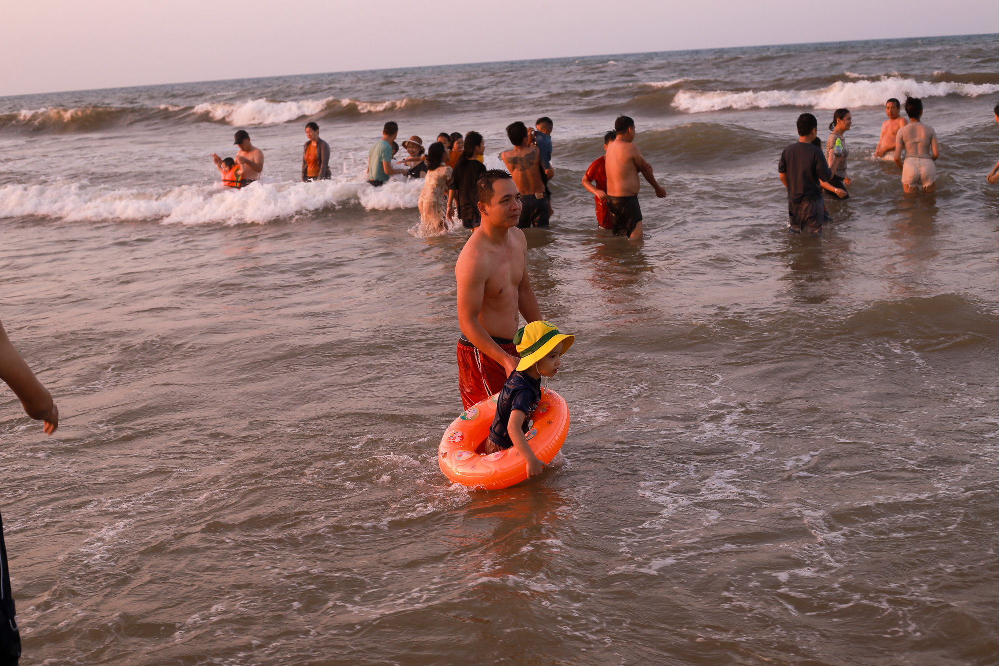 Trẻ em cùng với phụ huynh tắm biển &quot;giải nhiệt&quot;.