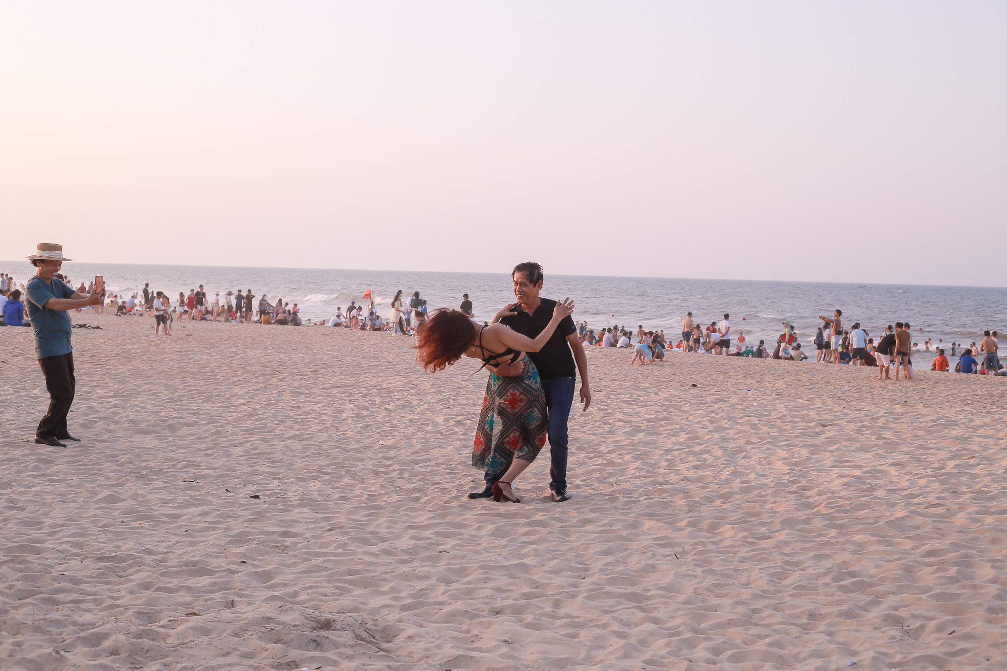 Chụp ảnh kỷ niệm cùng người thân.