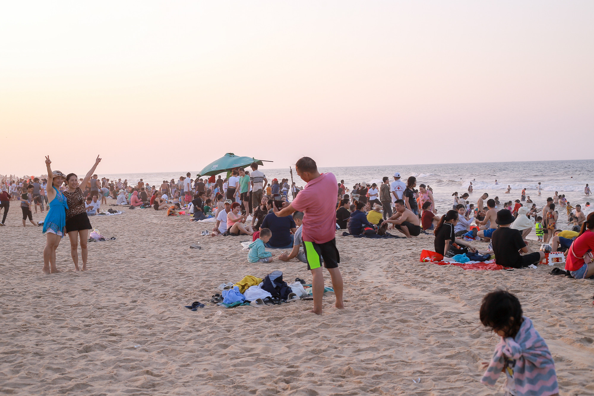 Đến với biển Thuận An, người dân địa phương và du khách thích thú tận hưởng sự mát vẻ của biển và ghi lại nhiều kỷ niệm đẹp với người thân. (Ảnh: Hoàng Hải).