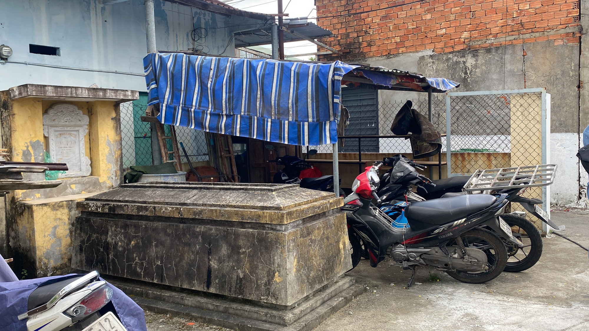 Thậm chí, những hàng rào, cổng ngõ của các khu lăng mộ cũng được người dân tận dụng làm sào phơi quần áo, nhà để xe máy.