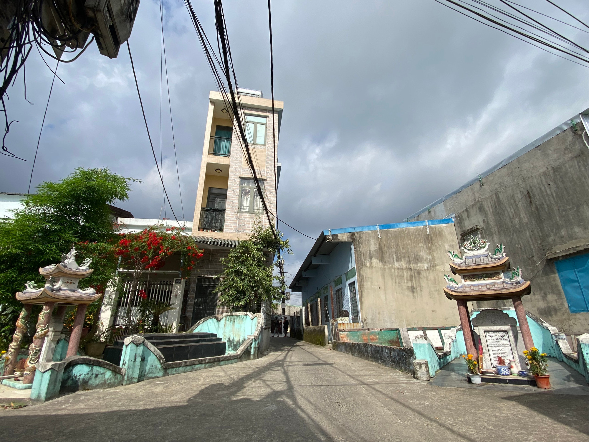 Người dân các tổ 14, 21, 37, khu Cẩm Túc... thuộc phường Hòa Khánh Nam, quận Liên Chiểu, TP Đà Nẵng sống trong cảnh bị bủa vây tứ bề là mồ mả.