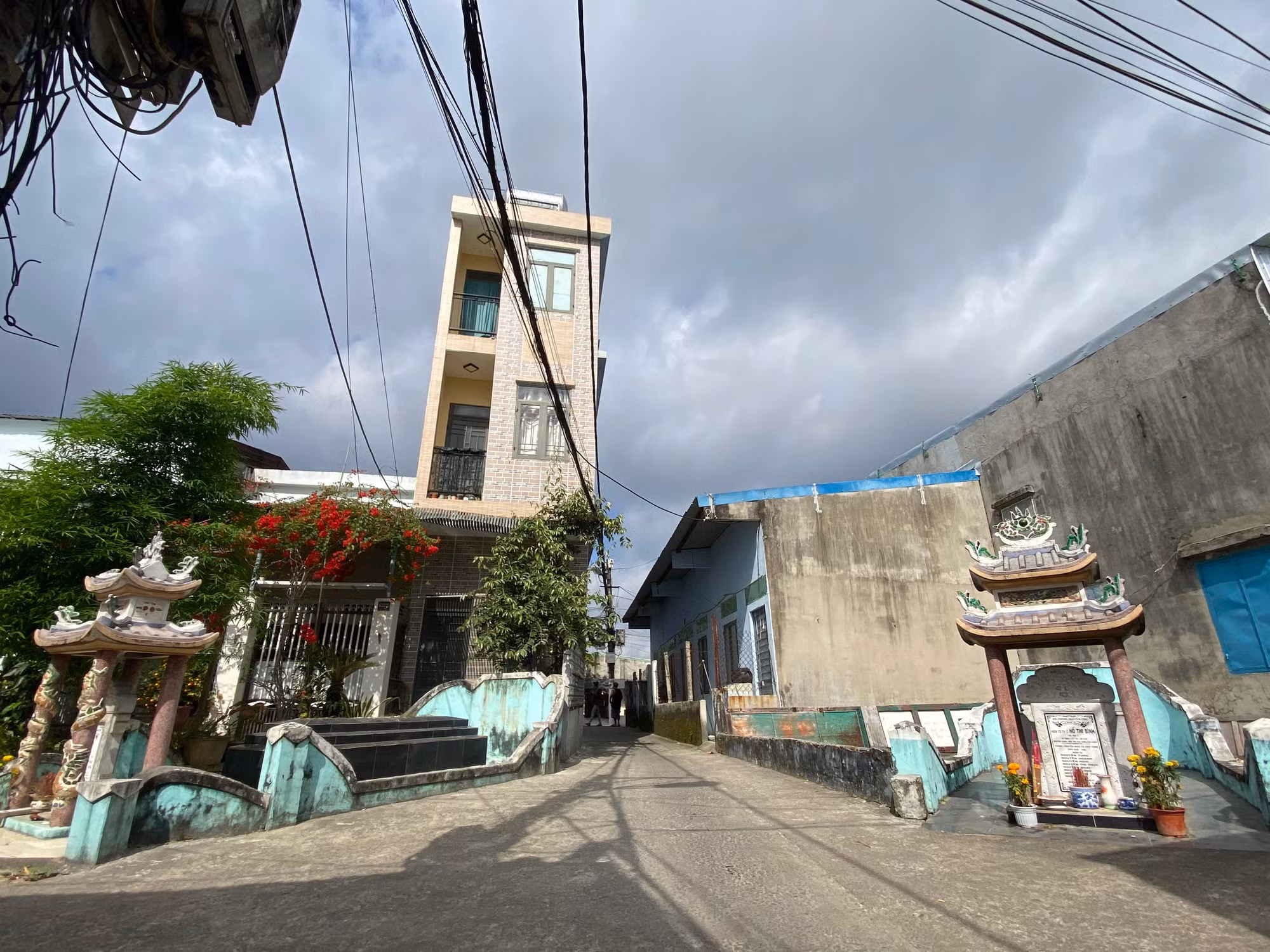 Người dân các tổ 14, 21, 37, khu Cẩm Túc... thuộc phường Hòa Khánh Nam, quận Liên Chiểu, TP Đà Nẵng sống trong cảnh bị bủa vây tứ bề là mồ mả.