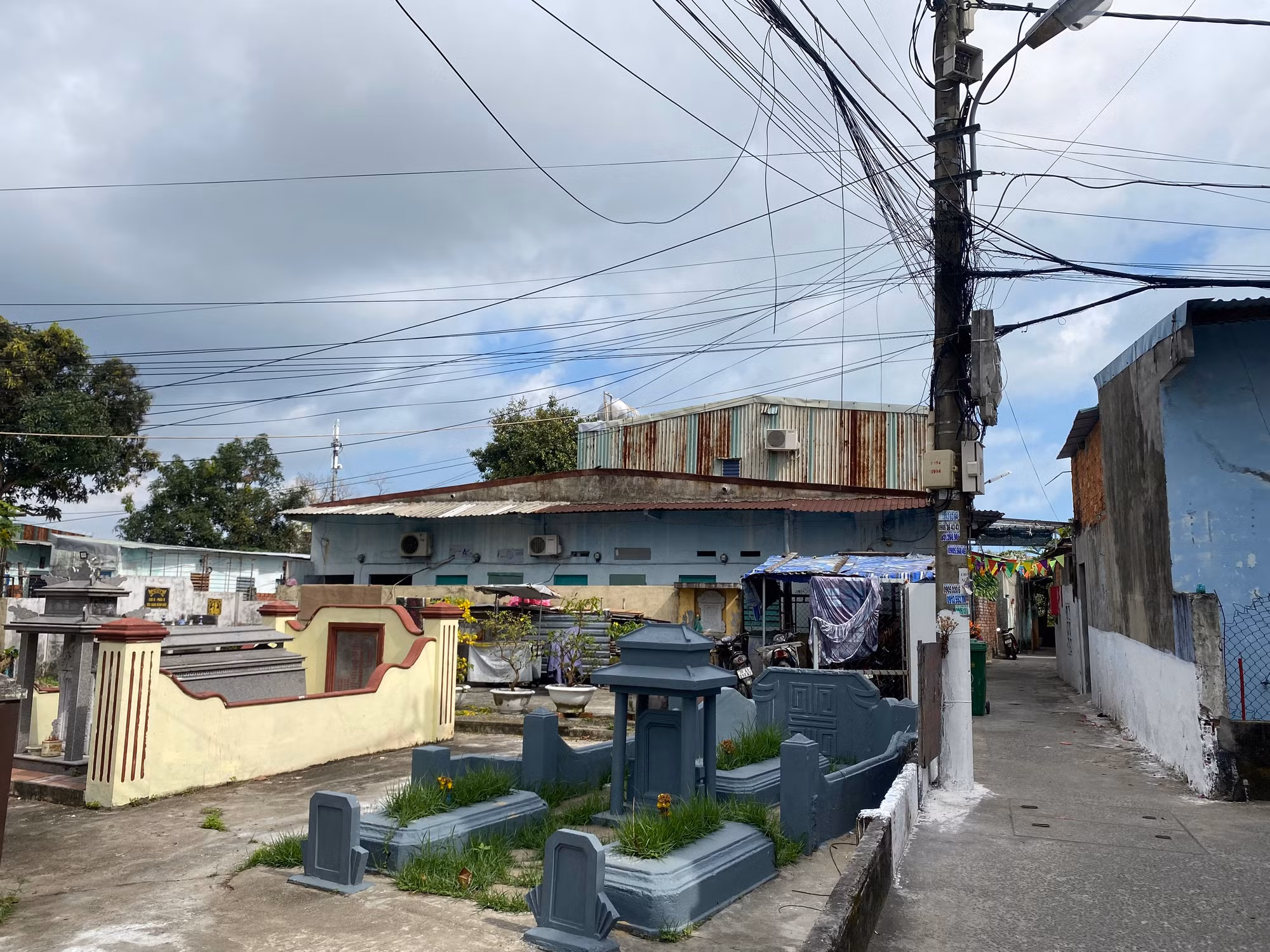 Bà Nguyễn Thị Miên (trú tổ 33) cho biết, mong mỏi lớn nhất của bà cũng như người dân nơi đây là thành phố sớm di dời mồ mả hoặc quy hoạch, chỉnh trang lại khu phố.