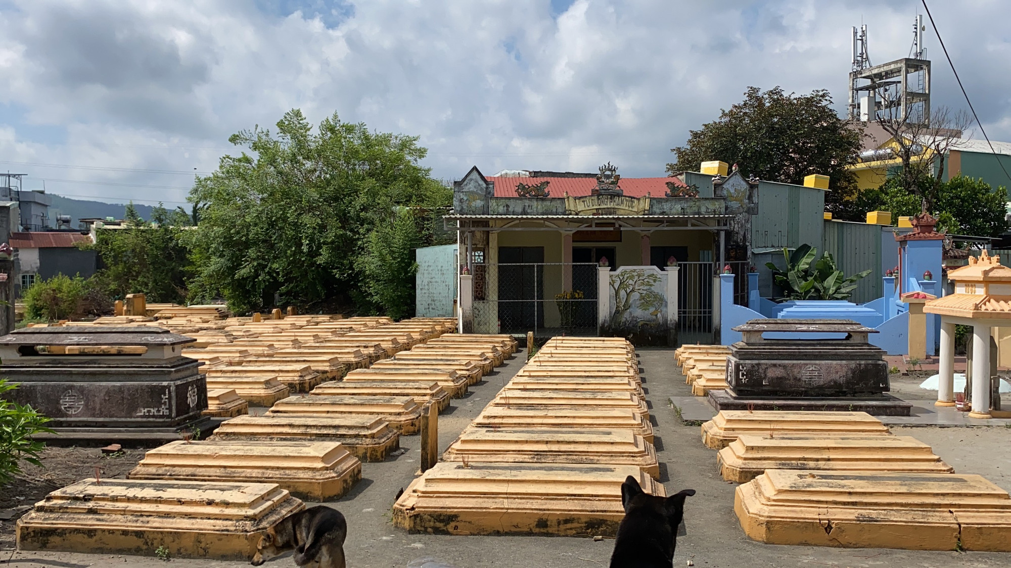 Ghi nhận của PV Báo GD&TĐ, tại tổ khu dân cư tổ 21, phường Hòa Khánh Nam, nhiều nhà bị mồ mả ken kín. Người dân nơi đây còn ví von rằng đây là “thành phố ma”.