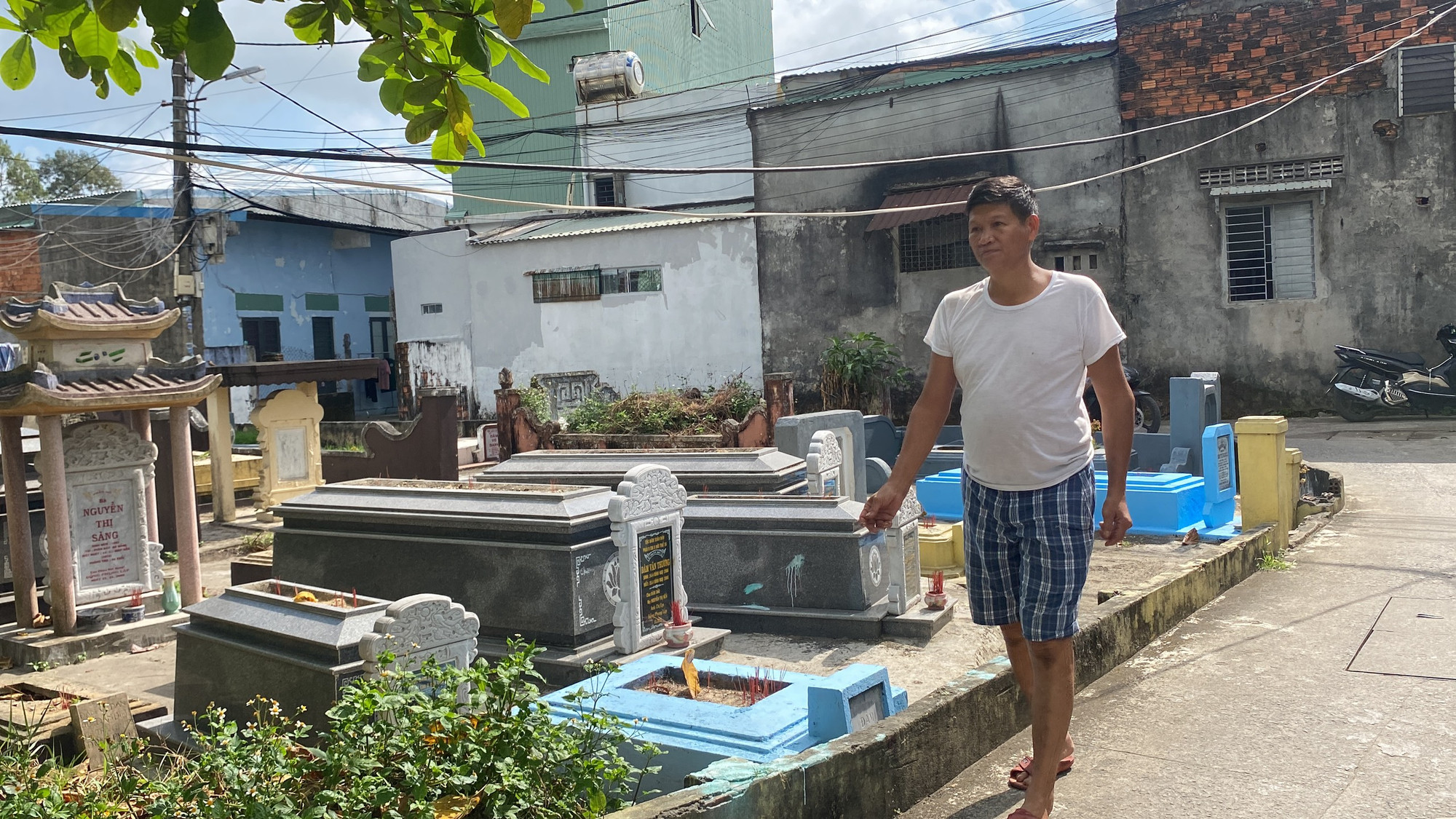 Khắp các khu dân cư, mồ mả nằm nằm san sát, có nhiều ngôi mộ nằm cả trong phần sân nhà dân.