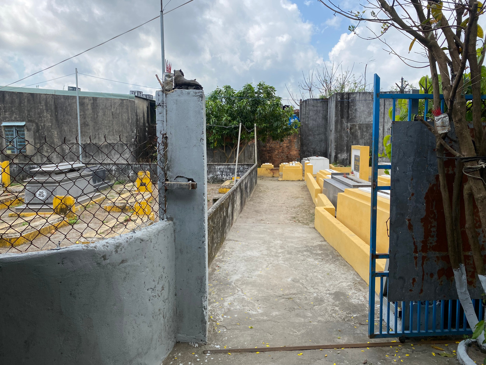 Ngoài tổ 21, hàng trăm hộ dân tại các tổ dân phố số 14, 33, 37, khu Cẩm Túc... cũng chung cảnh ngộ bước chân ra khỏi nhà là gặp mồ mả.