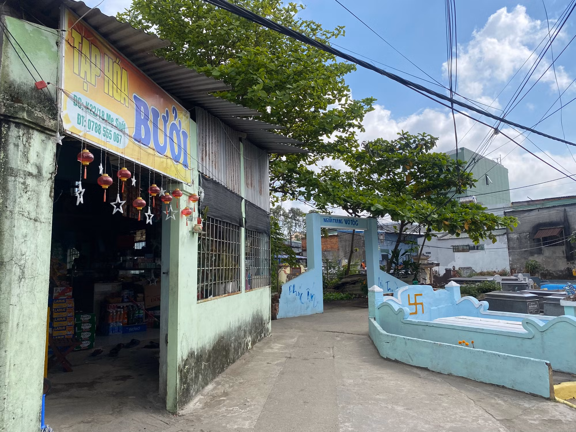 Các ngôi mộ tập trung nhiều nhất ở khu vực kiệt, hẻm đường Phạm Như Xương, Mẹ Suốt thuộc tổ dân phố 33, 21 và khu dân cư Cẩm Túc. Riêng tổ 21 nhiều mộ nhất với gần 600 ngôi mộ, tổ 33 có gần 400 ngôi mộ.