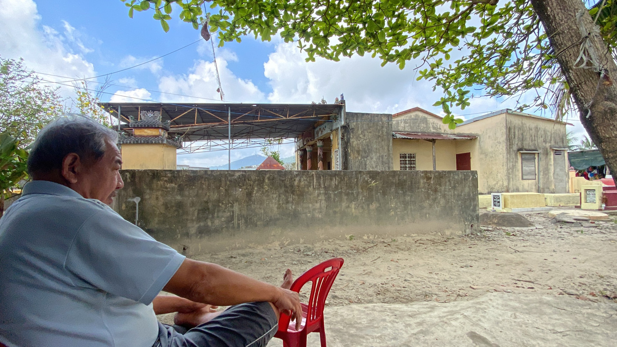 Nhìn ra trước hiên nhà cũng là mồ mả.