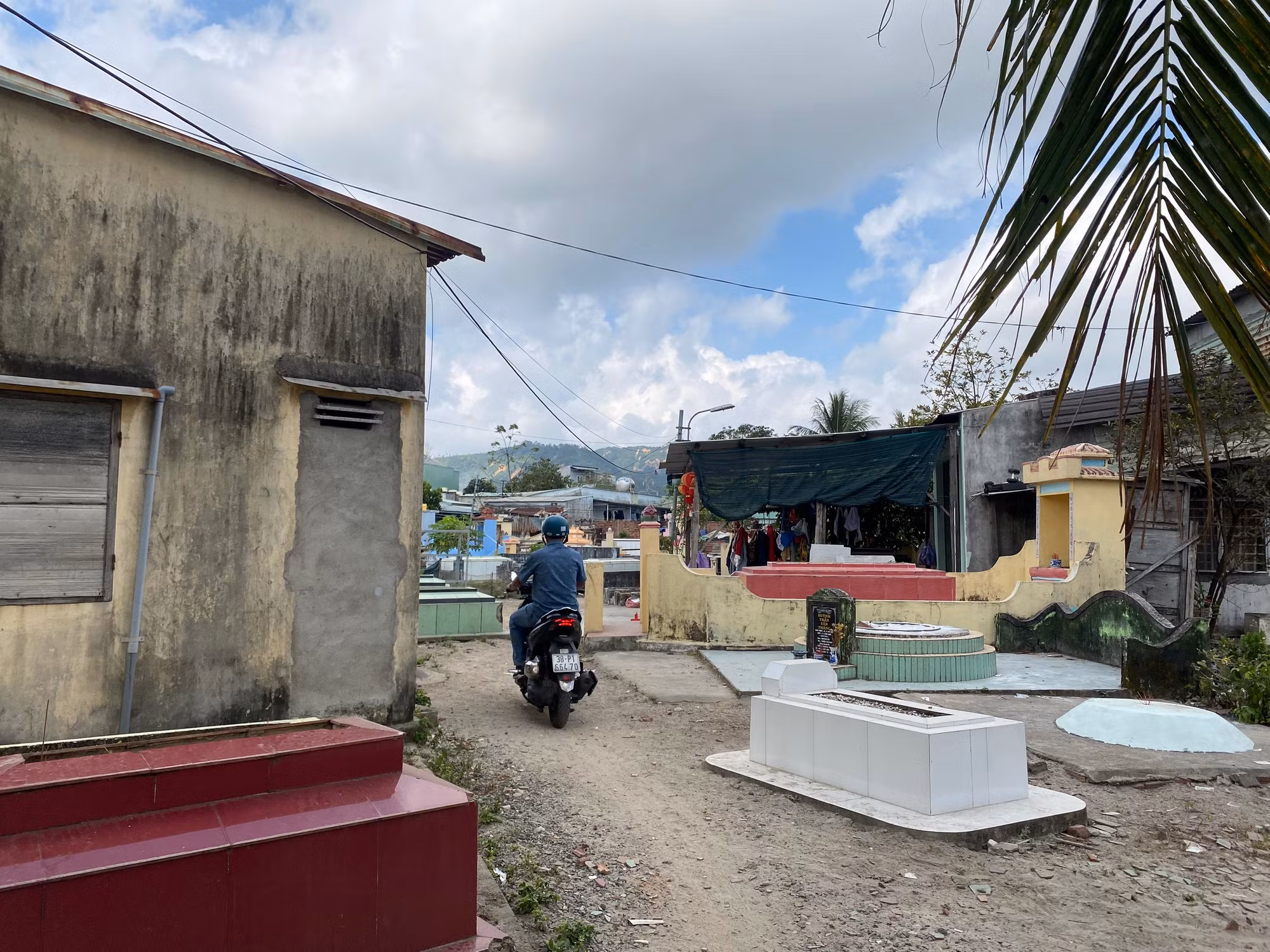 Con đường dẫn vào các khu dân cư cũng đi ngang qua những ngôi mộ.