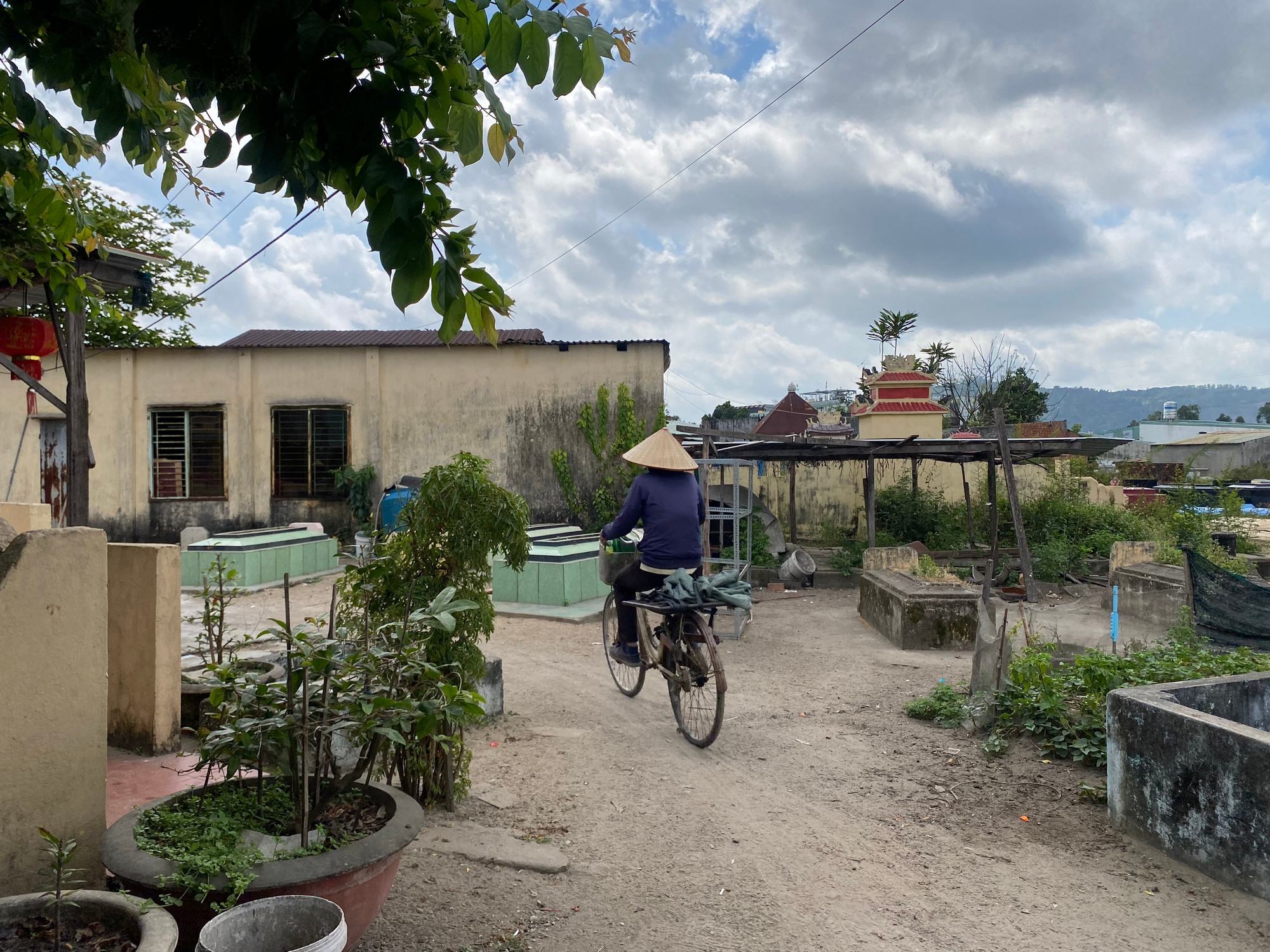 Nhiều lối đi trong các khu dân cư cũng là lối mòn luồn lách qua các ngôi mộ.