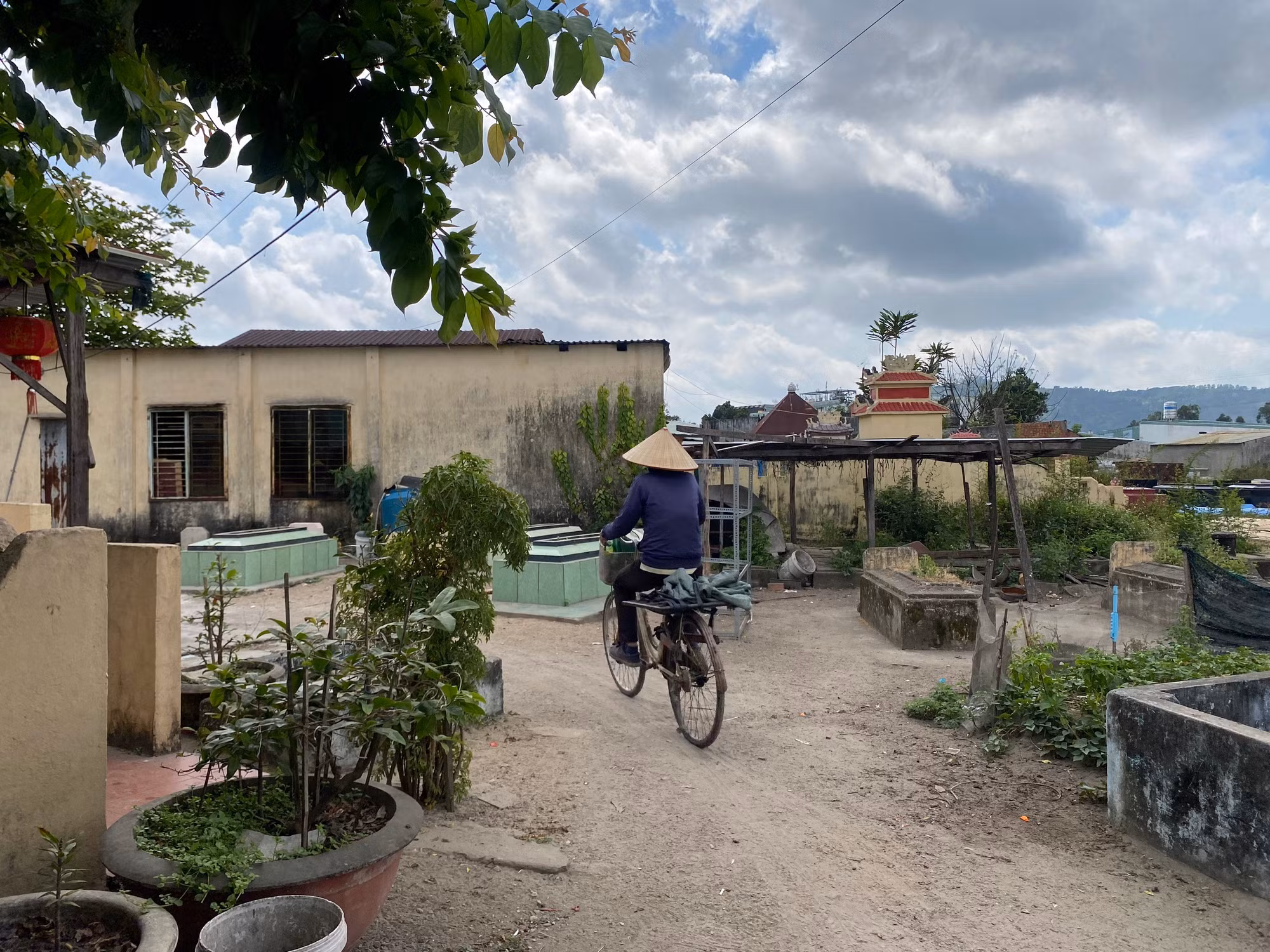 Nhiều lối đi trong các khu dân cư cũng là lối mòn luồn lách qua các ngôi mộ.