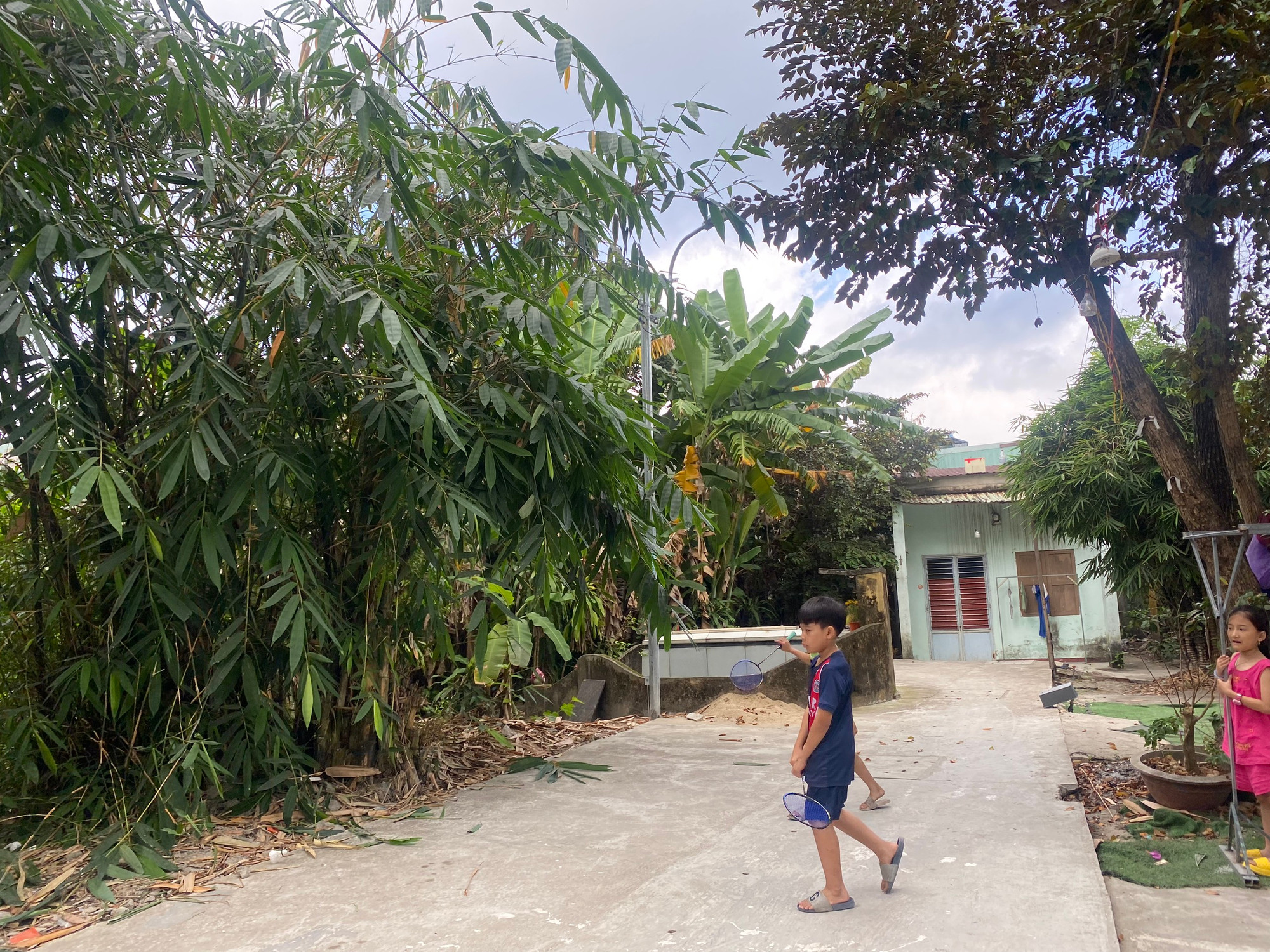 Cũng vì mồ mả san sát, trong các khu dân cư, nơi vui chơi của trẻ em là khoảnh sân nhỏ cạnh các ngôi mộ.