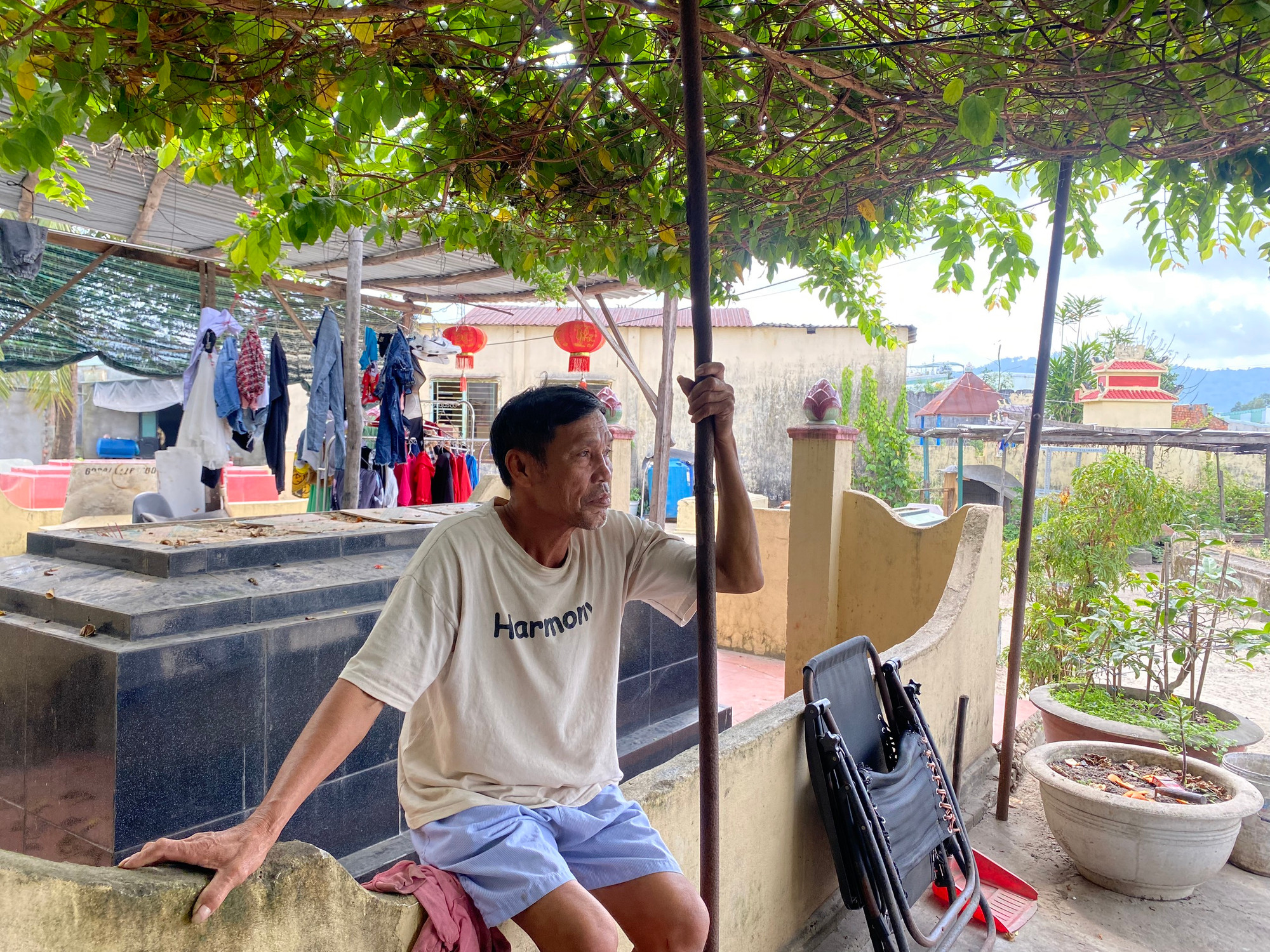 Ông Trần Văn Cư - một người dân ở tổ 21 cho hay, ở tổ này nhà nào cũng chung cảnh mồ mả xen lẫn với nhà dân. “Người dân chúng tôi ban đầu thì thấy hơi sợ chứ dần dần rồi cũng quen”, ông Cư nói.