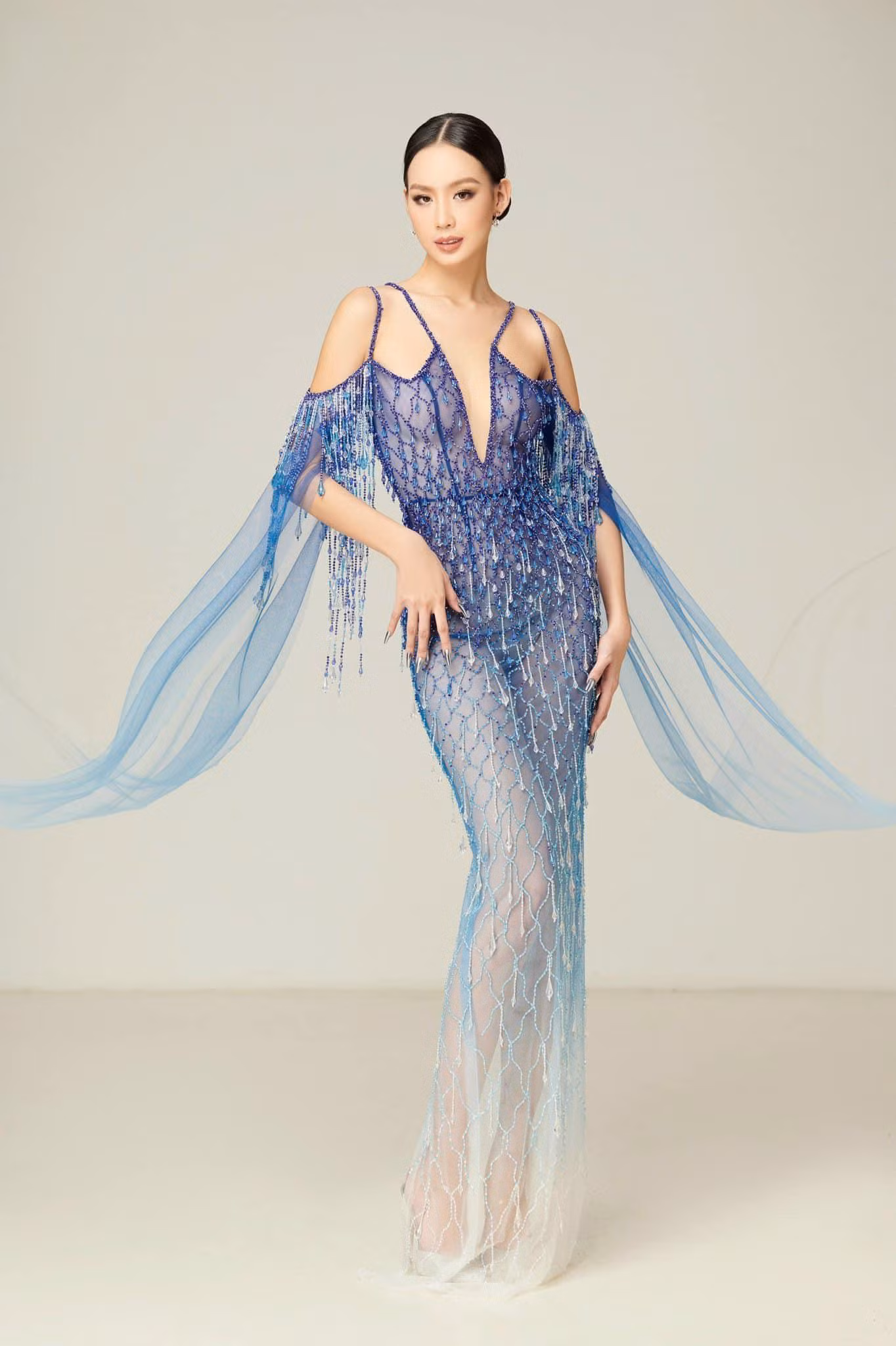 Người đẹp gốc Cần Thơ không chỉ gây ấn tượng với chiều cao 1,85m mà còn thu hút sự chú ý bằng những bộ trang phục ôm sát cơ thể.