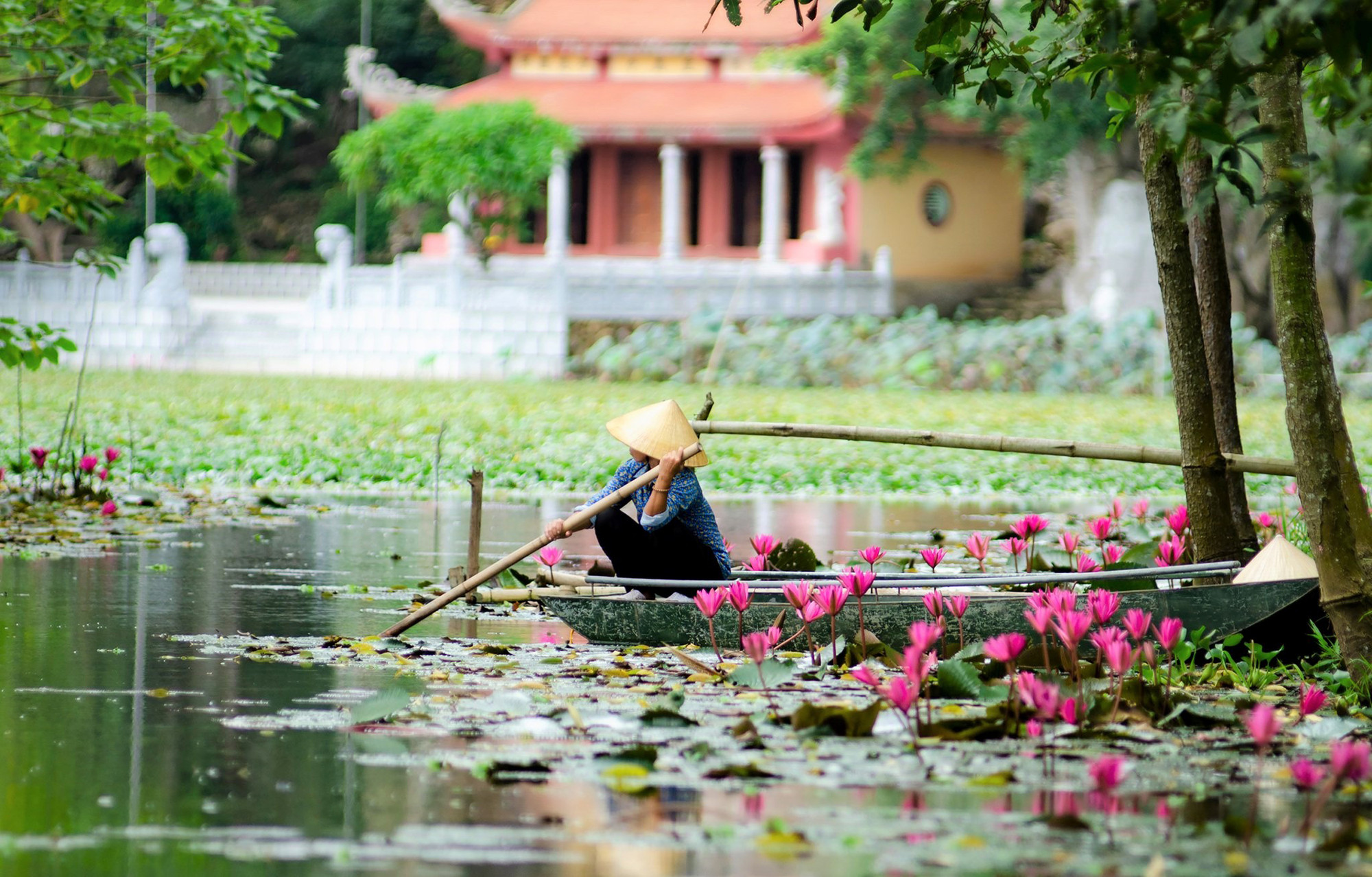 Đầm nước trước chùa Linh Ứng. Ảnh: Xuân Lục. Đầm nước trước chùa Linh Ứng. Ảnh: Xuân Lục.