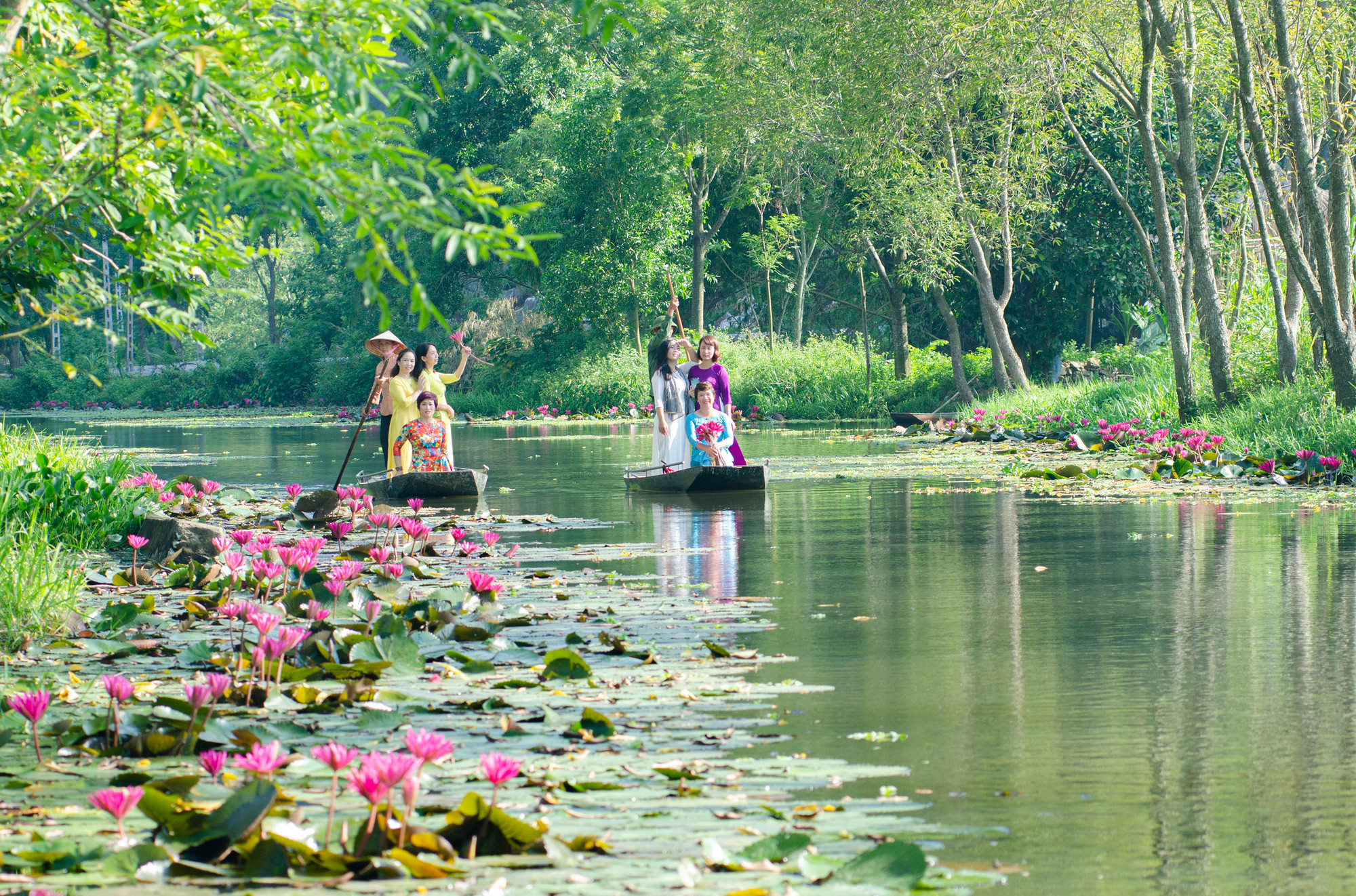 Du khách trải nghiệm bằng thuyền men theo dòng suối Ấu vào động nước Kim Sơn. Ảnh: Xuân Lục. Du khách trải nghiệm bằng thuyền men theo dòng suối Ấu vào động nước Kim Sơn. Ảnh: Xuân Lục.
