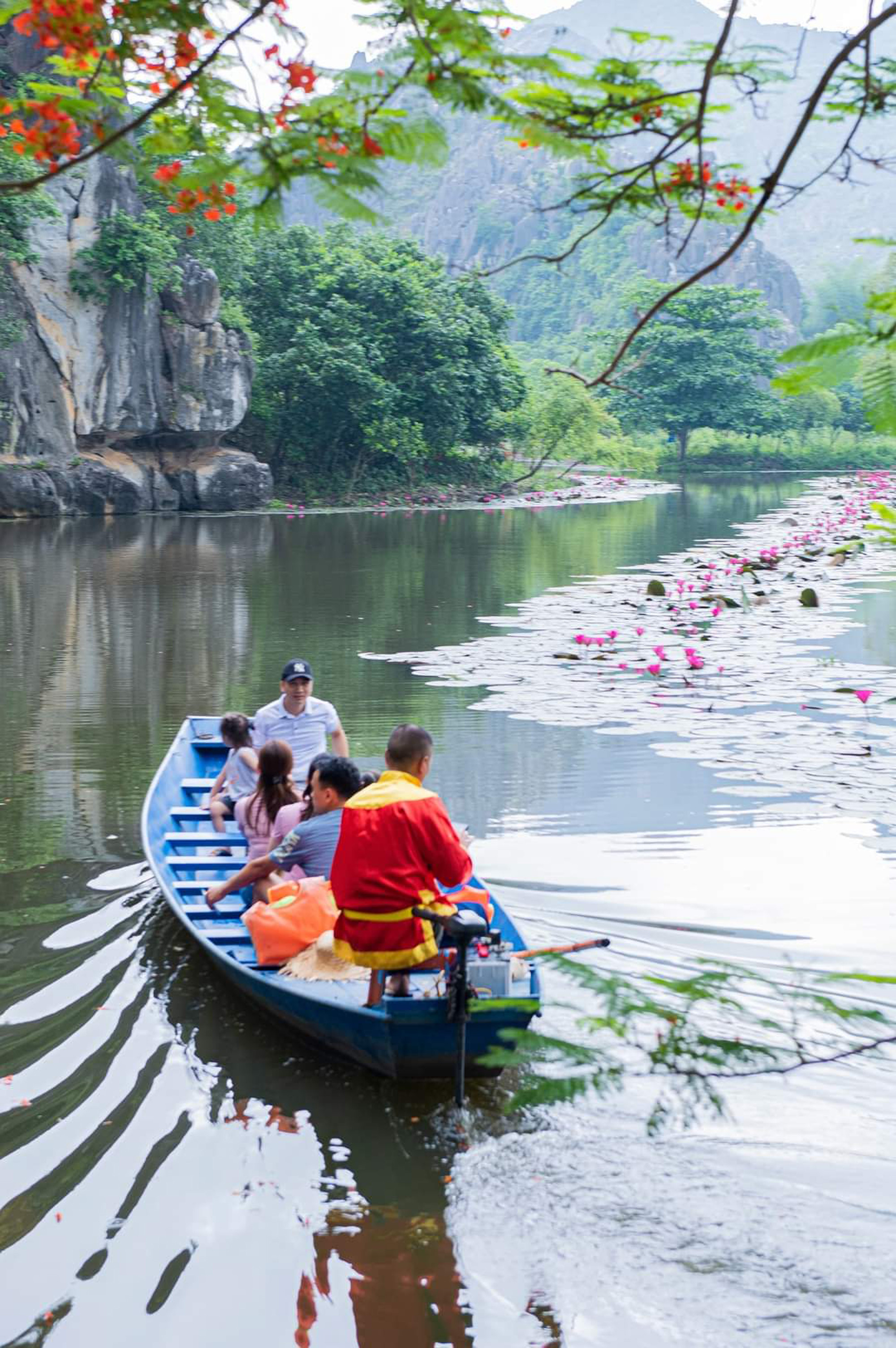 Du khách trải nghiệm, khám phá khu danh thắng Kim Sơn. Ảnh: Xuân Lục. Du khách trải nghiệm, khám phá khu danh thắng Kim Sơn. Ảnh: Xuân Lục.