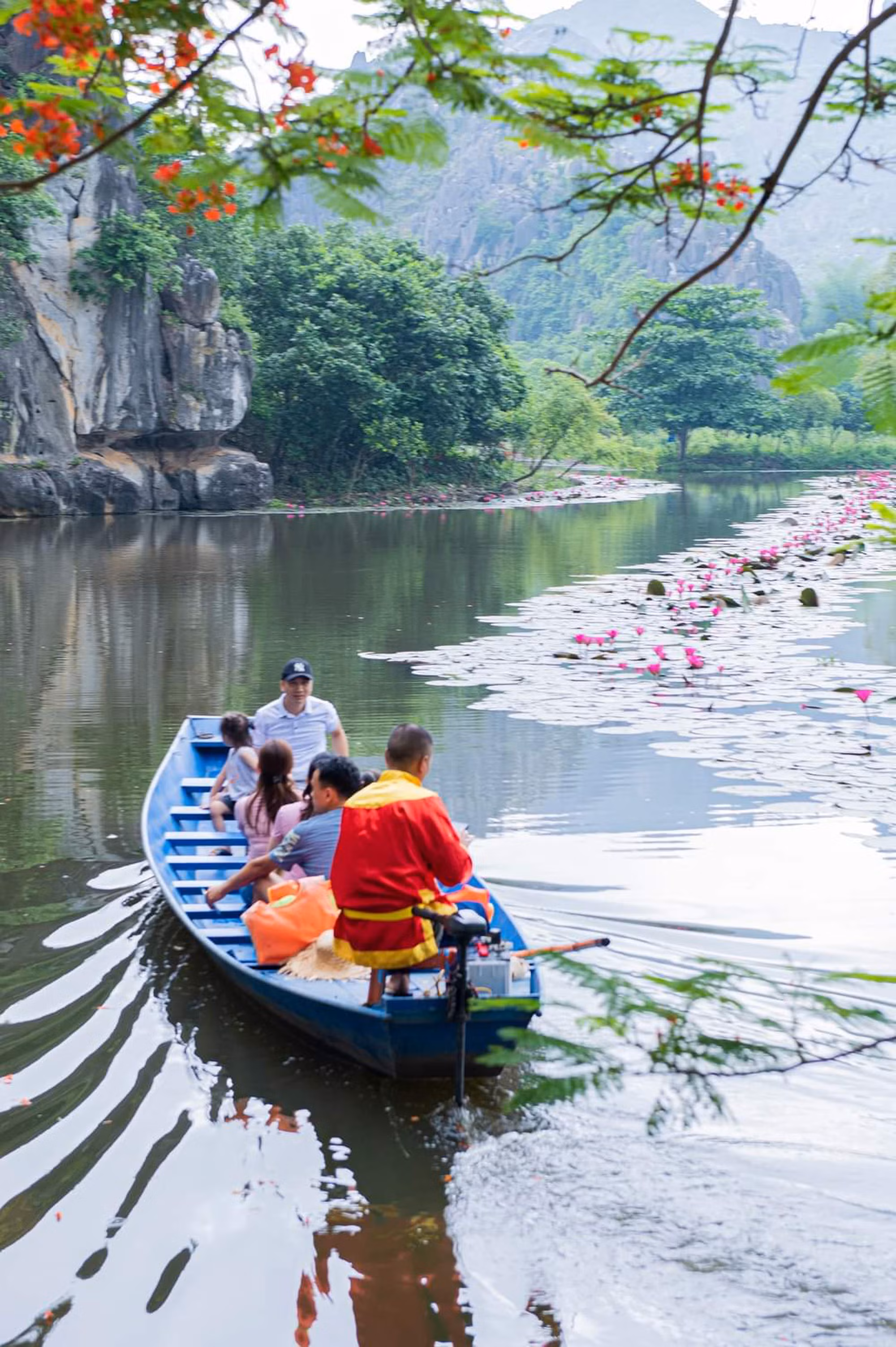 Du khách trải nghiệm, khám phá khu danh thắng Kim Sơn. Ảnh: Xuân Lục.