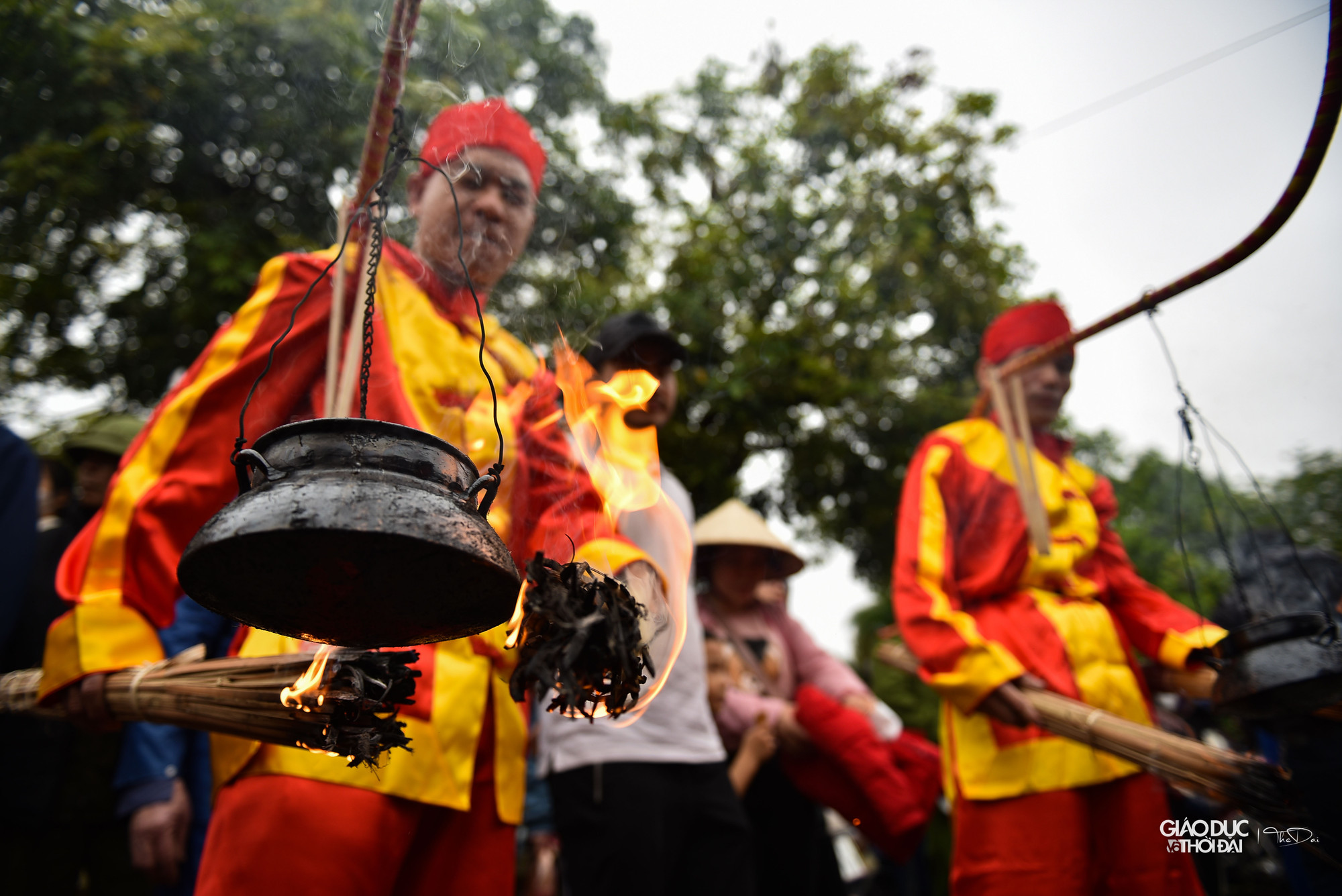 Quãng đường dài hơn 100m những người đàn ông Ngọc Tiên đã nấu cơm chín sẵn sàng cho mâm cỗ chay dâng lên Thành Hoàng.