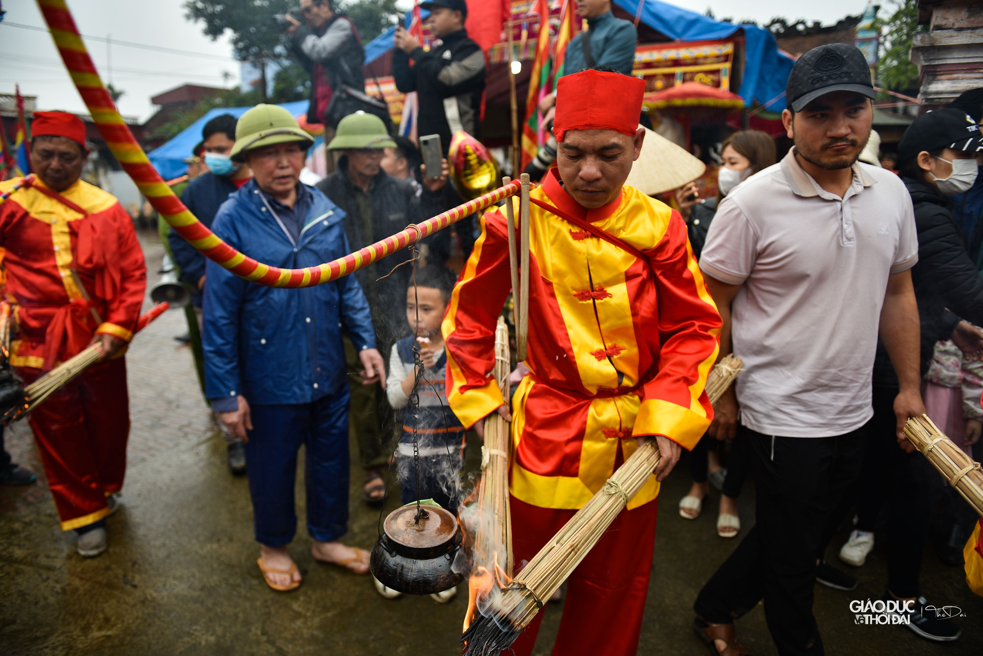 Quãng đường dài hơn 100m những người đàn ông Ngọc Tiên đã nấu cơm chín sẵn sàng cho mâm cỗ chay dâng lên Thành Hoàng.