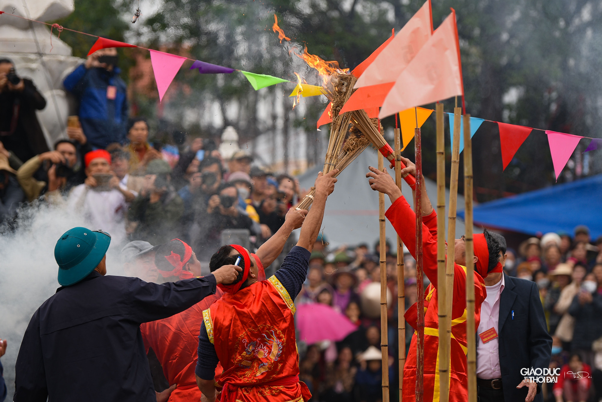 Cuộc thi có 3 phần chính, gọi là địch thẻ (chạy từ chùa Ngọc Tiên ra đến đò Cựa Gà để lấy thẻ số thứ tự), địch thủy (cầm nậm nước chạy ra bến Cựa Gà, lội ra giữa dòng sông Ninh lấy đầy nậm nước) và địch hỏa (đánh lửa châm bếp).