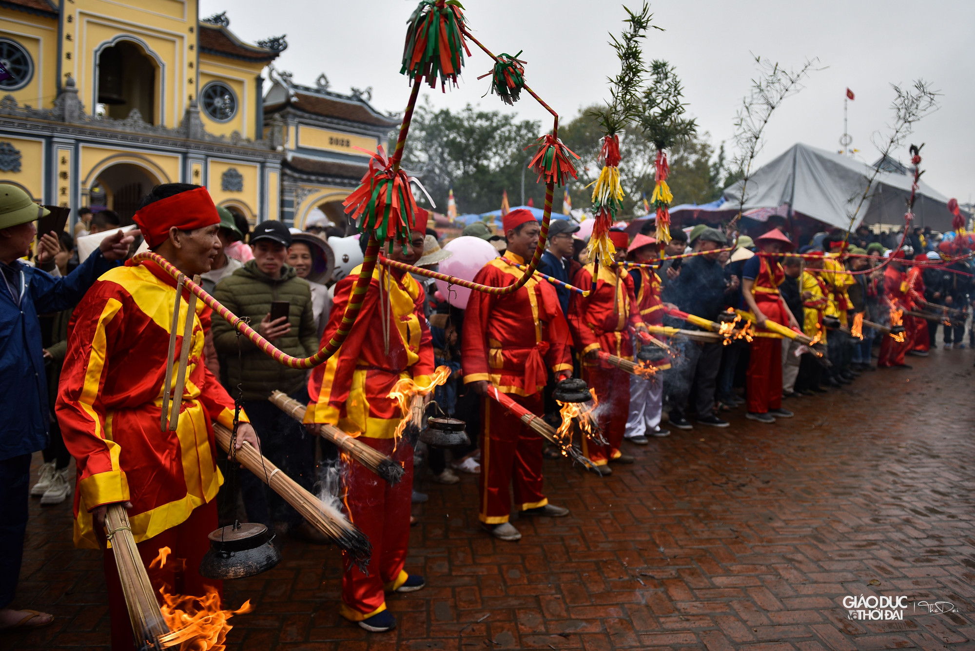 Quãng đường dài hơn 100m những người đàn ông Ngọc Tiên đã nấu cơm chín sẵn sàng cho mâm cỗ chay dâng lên Thành Hoàng.