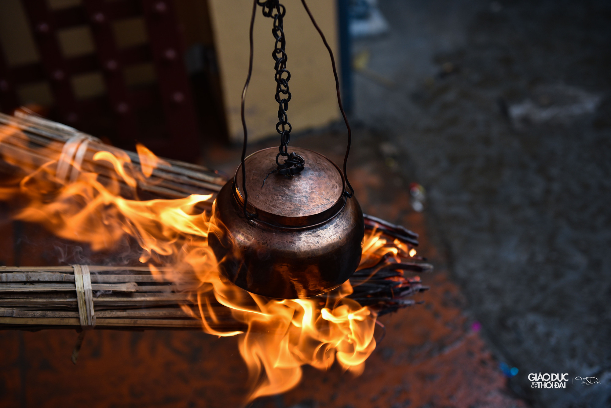 Cuộc thi thực chất là phản ánh lại tài thao lược nuôi quân của tướng quân Hoàng Văn Quảng. Trên đường hành quân vốn không có nhiều thời gian nên phải vừa đi vừa nấu, mà tham gia đánh giặc chỉ có đàn ông. Sau này tái hiện lại, các cụ vẫn giữ nguyên tinh thần chỉ tuyển đàn ông tham gia. Phụ nữ còn bị &apos;kiêng&apos; không được đến gần.